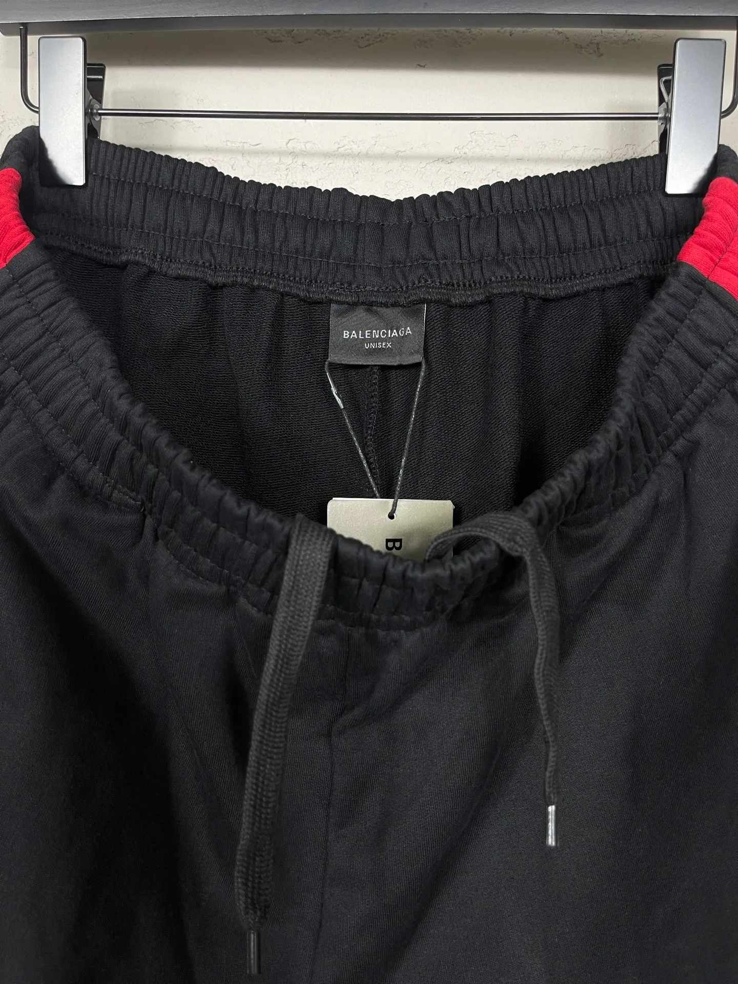 🅿️230 real photos [Top version. Official website quality] BALENCI*GA/26 new model. Paris co-branded Puma series patchwork embroidered shorts. Embroidered LOGO on the front left and right sides. Multicolor stitching on the sides. SS25 latest model. Research and development at the first time, different market currencies. Comparisons welcome. The fabric is made of Paris ZP custom-woven and dyed cotton sweatshirt, with a weight of 460 grams. The cloth surface is clean. The cloth pattern is clear, soft and comfortable. The embroidery is embroidered using imported Tajima embroidery machines. The letters are clear, the three-dimensional effect is strong, and there are no burrs. Jubie market currency. Welcome to compare. Same style for men and women Coding: BL257001 Color: Black Size: XS S M L