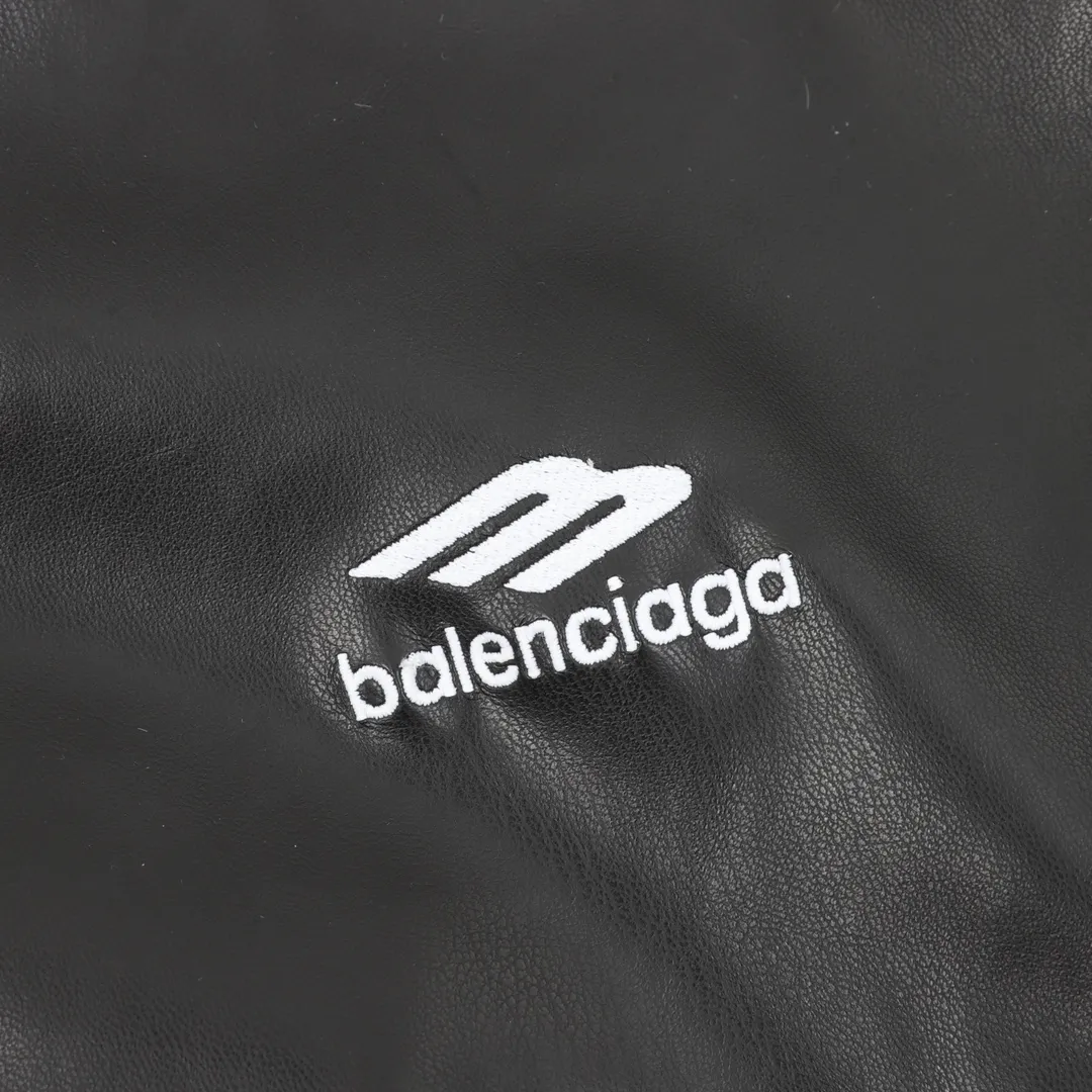 🅿️860 Balenciaga embroidered leather stand-collar jacket. The final selection of leather materials uses 1.2-thick lambskin, custom-made Tencel A100 +1400 quilted lining, moderate thickness, improving upper body comfort. Tajima imported machine embroidery, exclusive original development of hardware, restore the original 1:1 effect, complete set of wash marks and accessories, fashionable items are VIP tickets to the fashion world to enjoy a new level of fashion. size：S-L