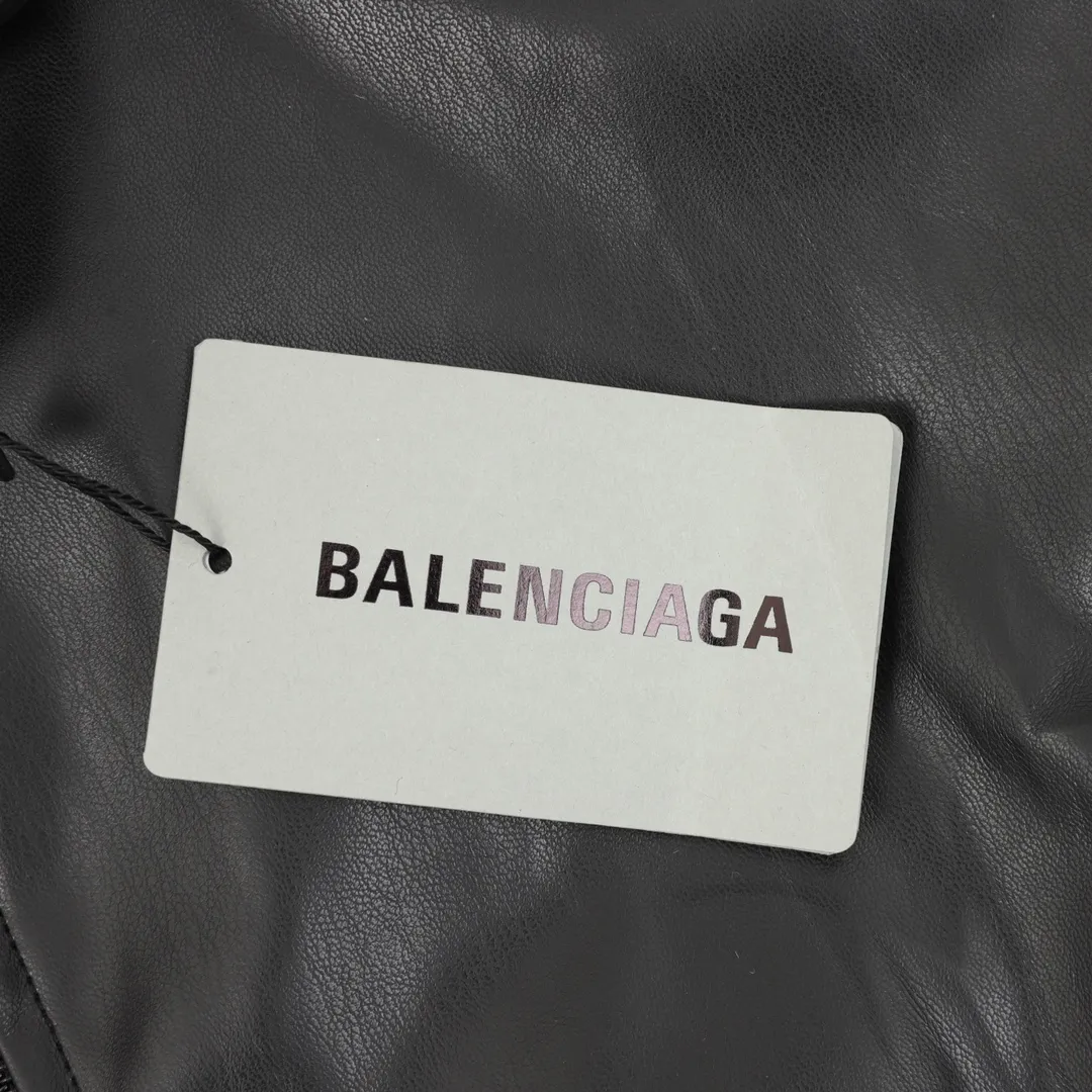 🅿️860 Balenciaga embroidered leather stand-collar jacket. The final selection of leather materials uses 1.2-thick lambskin, custom-made Tencel A100 +1400 quilted lining, moderate thickness, improving upper body comfort. Tajima imported machine embroidery, exclusive original development of hardware, restore the original 1:1 effect, complete set of wash marks and accessories, fashionable items are VIP tickets to the fashion world to enjoy a new level of fashion. size：S-L