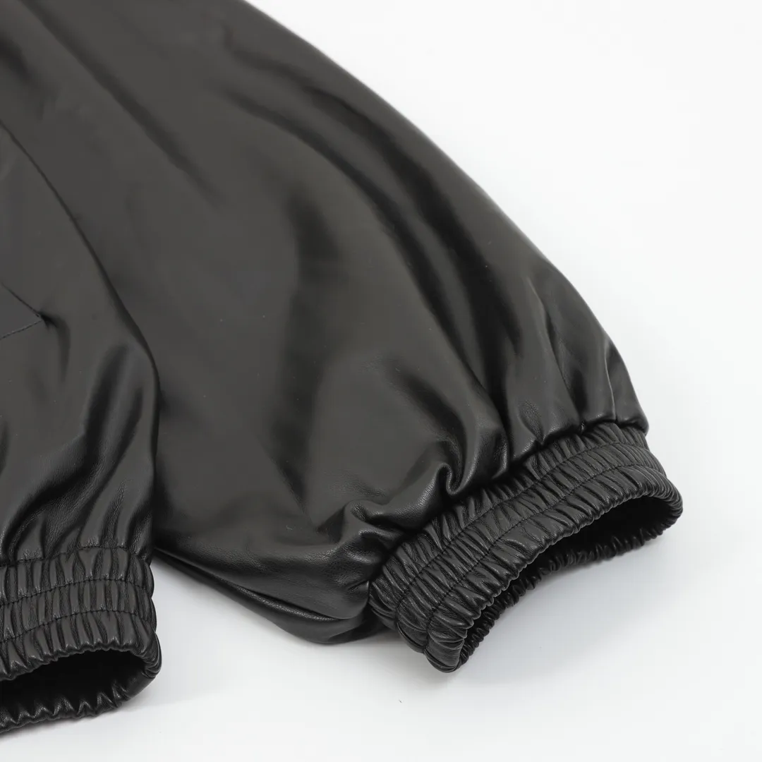 🅿️860 Balenciaga embroidered leather stand-collar jacket. The final selection of leather materials uses 1.2-thick lambskin, custom-made Tencel A100 +1400 quilted lining, moderate thickness, improving upper body comfort. Tajima imported machine embroidery, exclusive original development of hardware, restore the original 1:1 effect, complete set of wash marks and accessories, fashionable items are VIP tickets to the fashion world to enjoy a new level of fashion. size：S-L