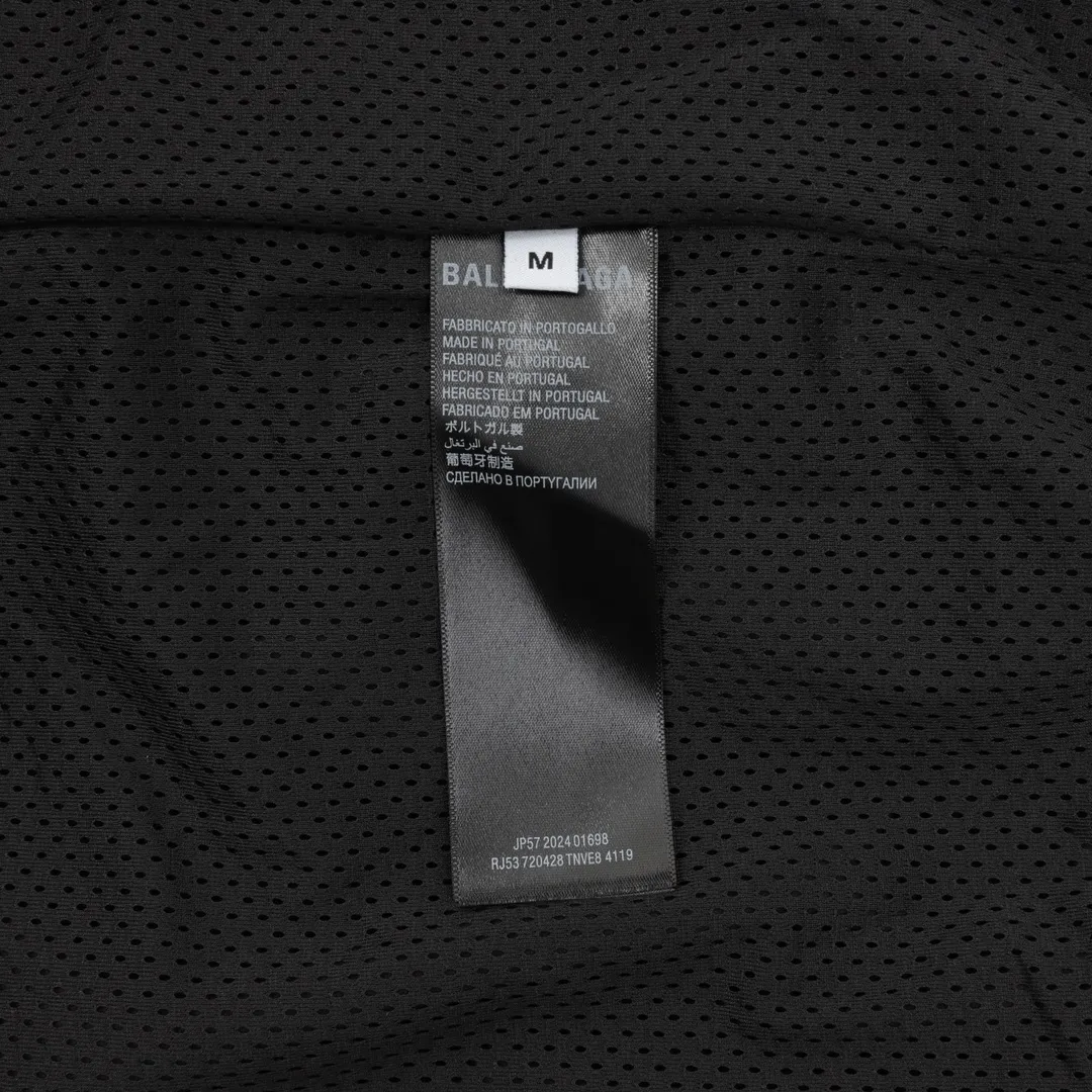 🅿️860 Balenciaga embroidered leather stand-collar jacket. The final selection of leather materials uses 1.2-thick lambskin, custom-made Tencel A100 +1400 quilted lining, moderate thickness, improving upper body comfort. Tajima imported machine embroidery, exclusive original development of hardware, restore the original 1:1 effect, complete set of wash marks and accessories, fashionable items are VIP tickets to the fashion world to enjoy a new level of fashion. size：S-L