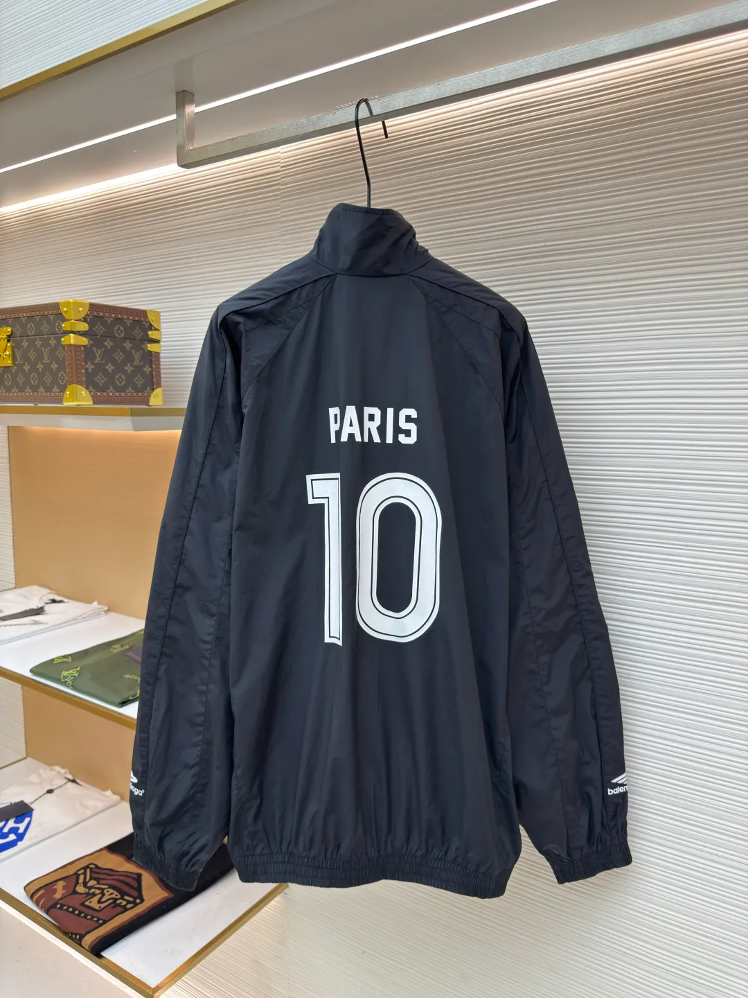 Balenciaga Manchester United co-branded No. 10 football jacket ●Authentic product: purchased and developed by 17699 ●Item number: 1680808-C65 ●Fabric: nylon fabric ●Technology: Printing ●Version: loose fit ●Size: 44-46-48-50 ●Description: Made of high-count and high-density nylon-cotton blended fabric. The lining is made of 32s combed cotton plain weave. The weight is 160g. It is embroidered by Tajima embroidery machine imported from Japan. The front panel + left and right sleeves are made of nylon material matte embroidery thread. The front and rear panels are made of DTF white ink heat transfer film material. The Y-plate pattern is scanned to make the pattern, and the material is cut by laser burning. The cut pieces are manually swept and positioned, and the front and back are hot-pressed with a high-temperature press machine to form. The letter composition on the front restores the flower effect, and the front and center are equipped with upper and lower rubber-threaded open-end zippers. Same style for men and women!
