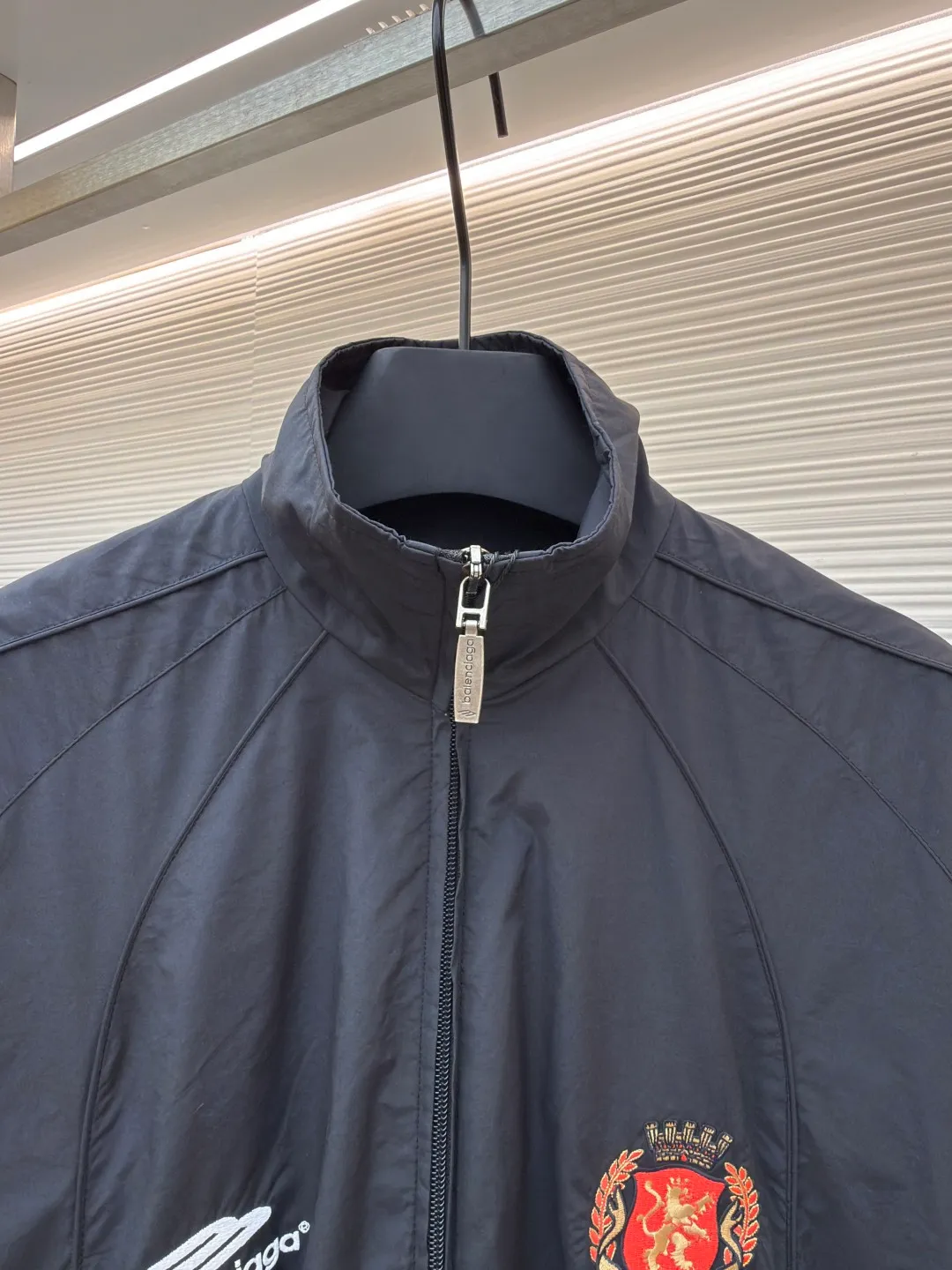 Balenciaga Manchester United co-branded No. 10 football jacket ●Authentic product: purchased and developed by 17699 ●Item number: 1680808-C65 ●Fabric: nylon fabric ●Technology: Printing ●Version: loose fit ●Size: 44-46-48-50 ●Description: Made of high-count and high-density nylon-cotton blended fabric. The lining is made of 32s combed cotton plain weave. The weight is 160g. It is embroidered by Tajima embroidery machine imported from Japan. The front panel + left and right sleeves are made of nylon material matte embroidery thread. The front and rear panels are made of DTF white ink heat transfer film material. The Y-plate pattern is scanned to make the pattern, and the material is cut by laser burning. The cut pieces are manually swept and positioned, and the front and back are hot-pressed with a high-temperature press machine to form. The letter composition on the front restores the flower effect, and the front and center are equipped with upper and lower rubber-threaded open-end zippers. Same style for men and women!