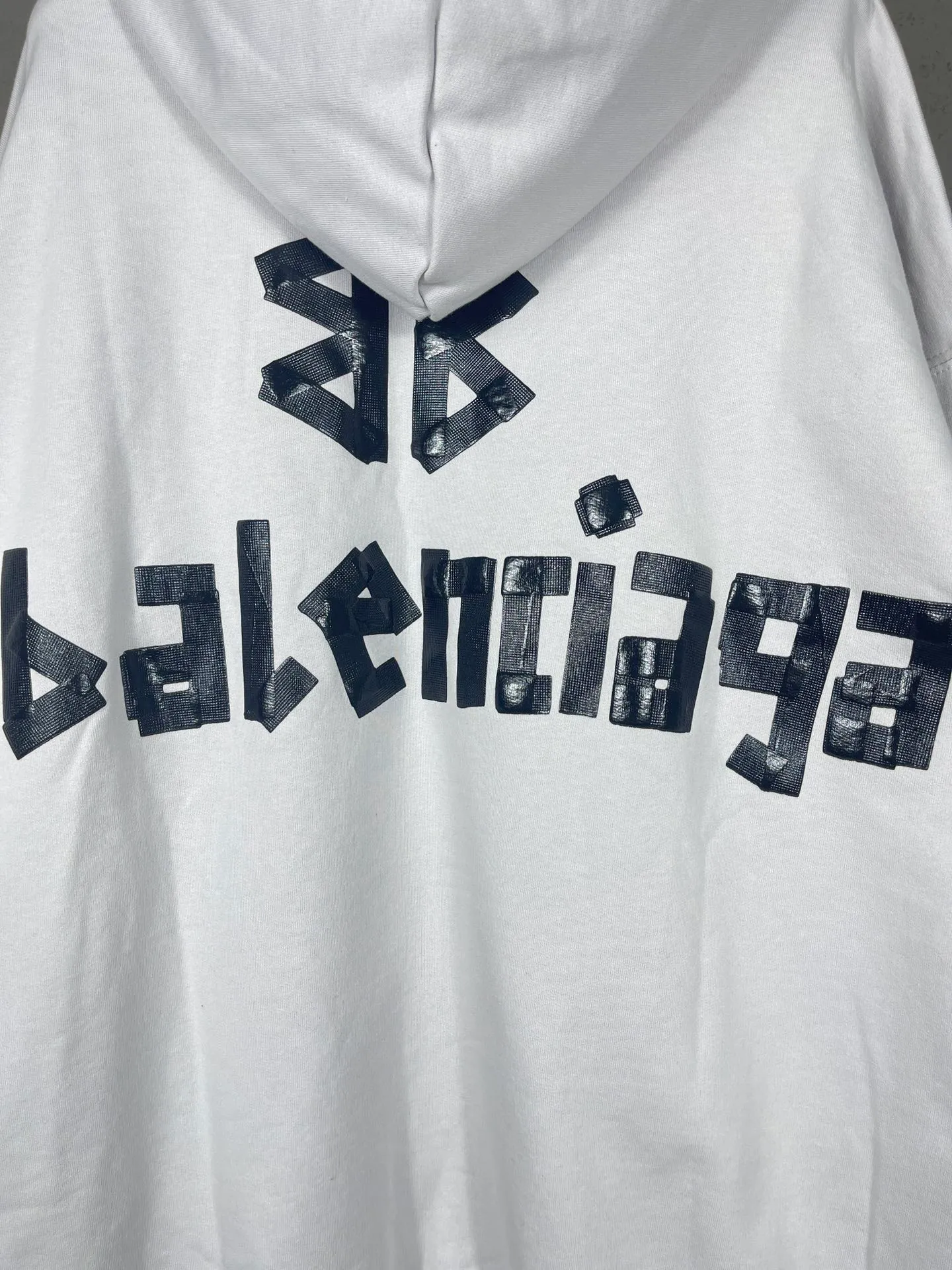🅿️340 real photos [Top version. Official website quality] BALENCI*GA/Paris. 24ss latest classic model. Tape pulp printing. Ready-to-wear washed and distressed short-sleeved T-shirt. Brick cabinet synchronization. The fabric is made of Paris ZP custom-woven and dyed cotton terry Davidson. The weight is 460 grams, the cloth surface is clean. The cloth pattern is clear, soft and comfortable, and the threads are dyed with no color difference. The classic pattern is printed with environmentally friendly imported materials, and the tape pattern is glued. The letters are clear and the effect is three-dimensional. Restored brick cabinet. The garments were washed and aged, and polished by many hands. Produced by ultra-heavy craftsmanship, the market currency is very different, welcome to compare. The version adopts OS loose shoulder design. The same style for men and women. Code: BL238932 Color: black blue, off-white Size: XS S M L