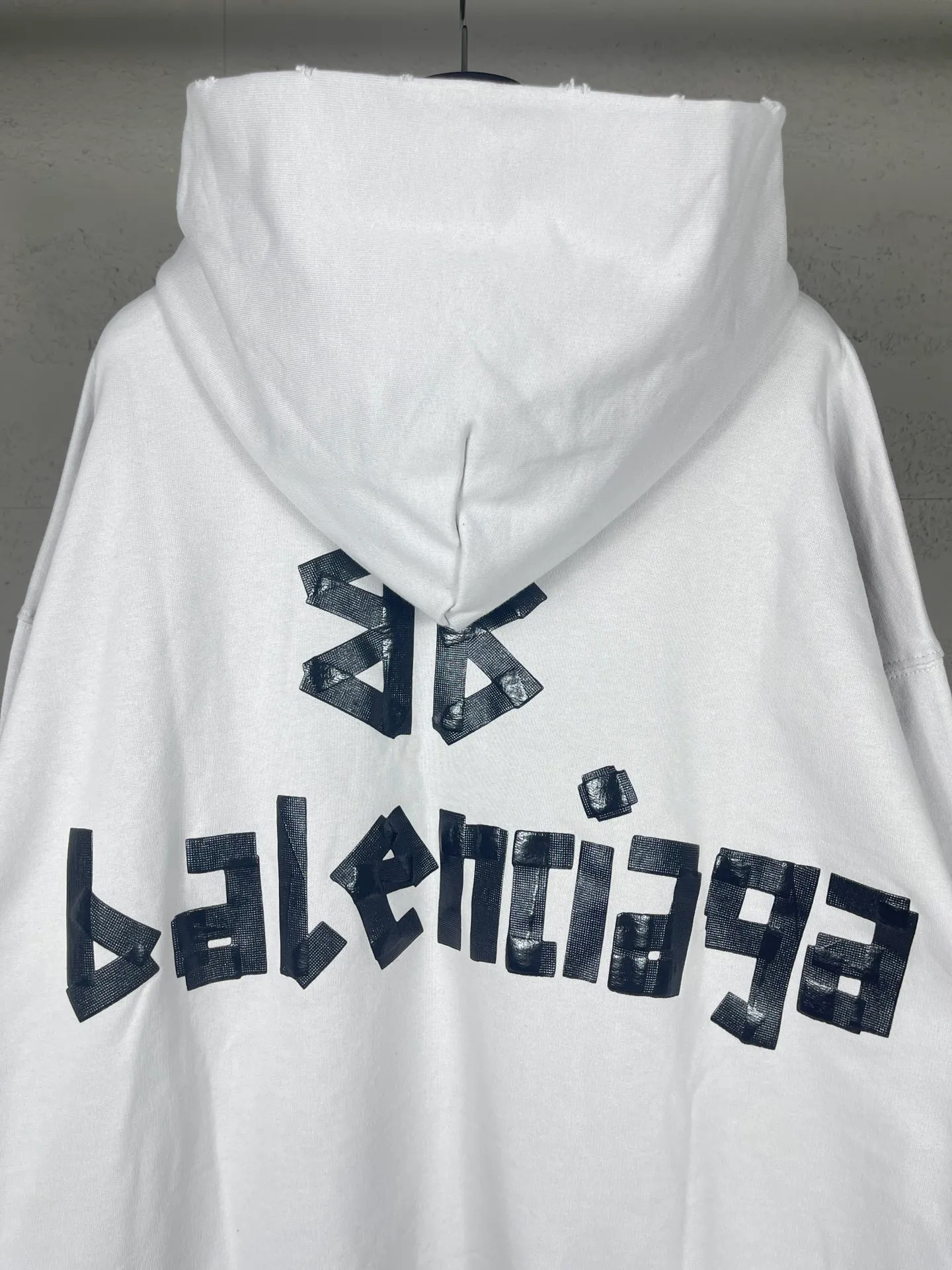 🅿️340 real photos [Top version. Official website quality] BALENCI*GA/Paris. 24ss latest classic model. Tape pulp printing. Ready-to-wear washed and distressed short-sleeved T-shirt. Brick cabinet synchronization. The fabric is made of Paris ZP custom-woven and dyed cotton terry Davidson. The weight is 460 grams, the cloth surface is clean. The cloth pattern is clear, soft and comfortable, and the threads are dyed with no color difference. The classic pattern is printed with environmentally friendly imported materials, and the tape pattern is glued. The letters are clear and the effect is three-dimensional. Restored brick cabinet. The garments were washed and aged, and polished by many hands. Produced by ultra-heavy craftsmanship, the market currency is very different, welcome to compare. The version adopts OS loose shoulder design. The same style for men and women. Code: BL238932 Color: black blue, off-white Size: XS S M L