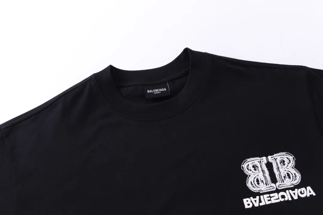 🅿️200 Detailed picture [Top version. Official website quality] BALENCI*GA/Paris BALENCI*GA# New style, BB reverse letter embroidery letter big LOGO short-sleeved T-shirt. More than 200,000 needles are used to embroider the logo letters on the front and back of the chest. Welcome to compare! The fabric is made of Paris ZP custom-woven and dyed 100% cotton double-yarn compact cotton. The weight is 260 grams. The cloth surface is clean. The cloth pattern is clear. It is soft and comfortable. It has good color fastness and is not easy to change color. The threads are woven and dyed with no color difference. The embroidery is done using imported Tajima embroidery machines. Super 15W needle thread embroidery, accurate positioning, three-dimensional effect, clear lines. No burrs and miscellaneous threads, ultra-high craftsmanship embroidery. The version adopts OS loose shoulder design. Same style for men and women. Code: BL223208 Color: black. Size: XS to L