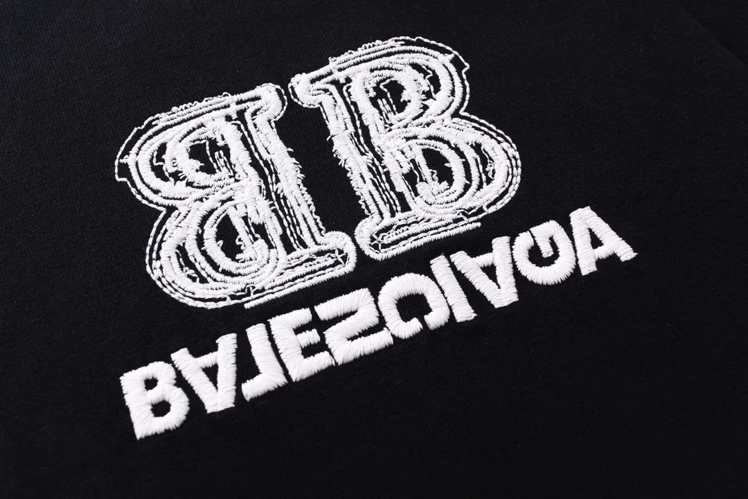 🅿️200 Detailed picture [Top version. Official website quality] BALENCI*GA/Paris BALENCI*GA# New style, BB reverse letter embroidery letter big LOGO short-sleeved T-shirt. More than 200,000 needles are used to embroider the logo letters on the front and back of the chest. Welcome to compare! The fabric is made of Paris ZP custom-woven and dyed 100% cotton double-yarn compact cotton. The weight is 260 grams. The cloth surface is clean. The cloth pattern is clear. It is soft and comfortable. It has good color fastness and is not easy to change color. The threads are woven and dyed with no color difference. The embroidery is done using imported Tajima embroidery machines. Super 15W needle thread embroidery, accurate positioning, three-dimensional effect, clear lines. No burrs and miscellaneous threads, ultra-high craftsmanship embroidery. The version adopts OS loose shoulder design. Same style for men and women. Code: BL223208 Color: black. Size: XS to L