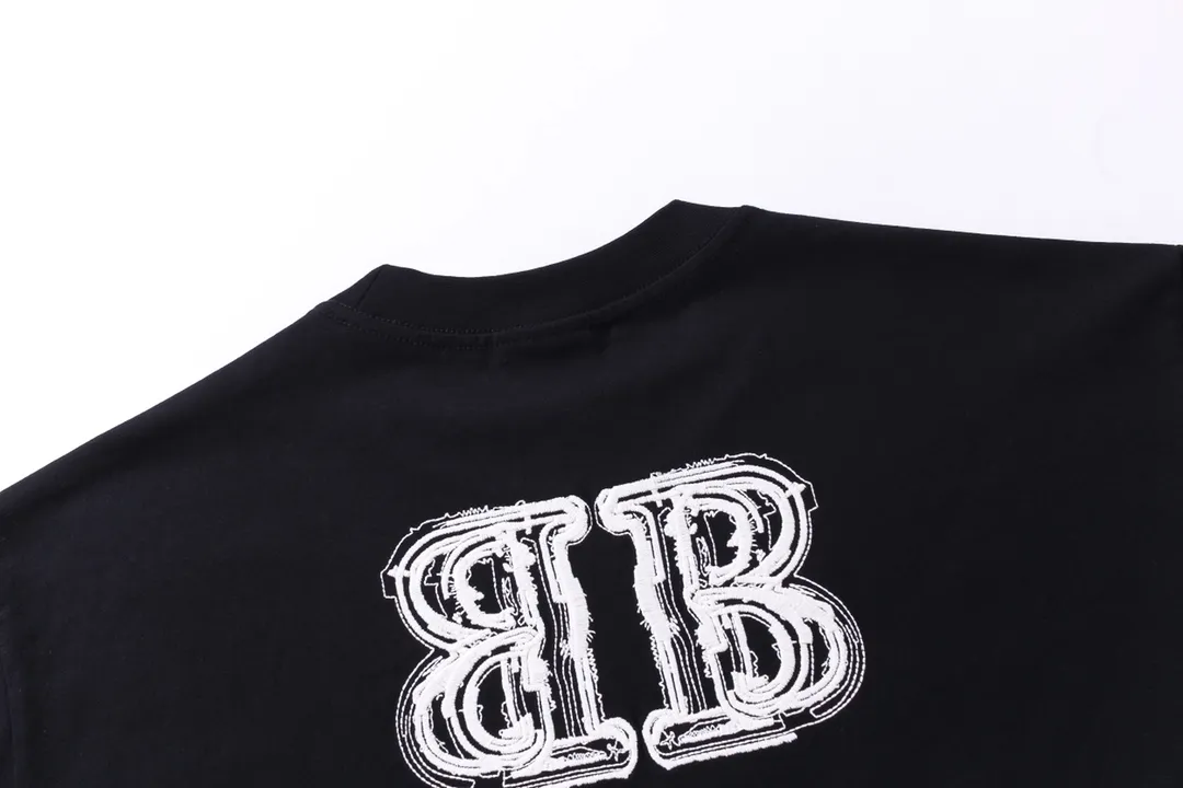 🅿️200 Detailed picture [Top version. Official website quality] BALENCI*GA/Paris BALENCI*GA# New style, BB reverse letter embroidery letter big LOGO short-sleeved T-shirt. More than 200,000 needles are used to embroider the logo letters on the front and back of the chest. Welcome to compare! The fabric is made of Paris ZP custom-woven and dyed 100% cotton double-yarn compact cotton. The weight is 260 grams. The cloth surface is clean. The cloth pattern is clear. It is soft and comfortable. It has good color fastness and is not easy to change color. The threads are woven and dyed with no color difference. The embroidery is done using imported Tajima embroidery machines. Super 15W needle thread embroidery, accurate positioning, three-dimensional effect, clear lines. No burrs and miscellaneous threads, ultra-high craftsmanship embroidery. The version adopts OS loose shoulder design. Same style for men and women. Code: BL223208 Color: black. Size: XS to L