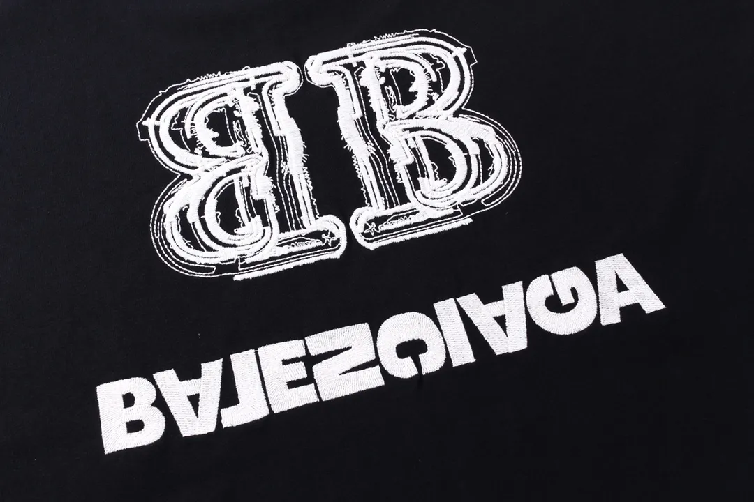 🅿️200 Detailed picture [Top version. Official website quality] BALENCI*GA/Paris BALENCI*GA# New style, BB reverse letter embroidery letter big LOGO short-sleeved T-shirt. More than 200,000 needles are used to embroider the logo letters on the front and back of the chest. Welcome to compare! The fabric is made of Paris ZP custom-woven and dyed 100% cotton double-yarn compact cotton. The weight is 260 grams. The cloth surface is clean. The cloth pattern is clear. It is soft and comfortable. It has good color fastness and is not easy to change color. The threads are woven and dyed with no color difference. The embroidery is done using imported Tajima embroidery machines. Super 15W needle thread embroidery, accurate positioning, three-dimensional effect, clear lines. No burrs and miscellaneous threads, ultra-high craftsmanship embroidery. The version adopts OS loose shoulder design. Same style for men and women. Code: BL223208 Color: black. Size: XS to L