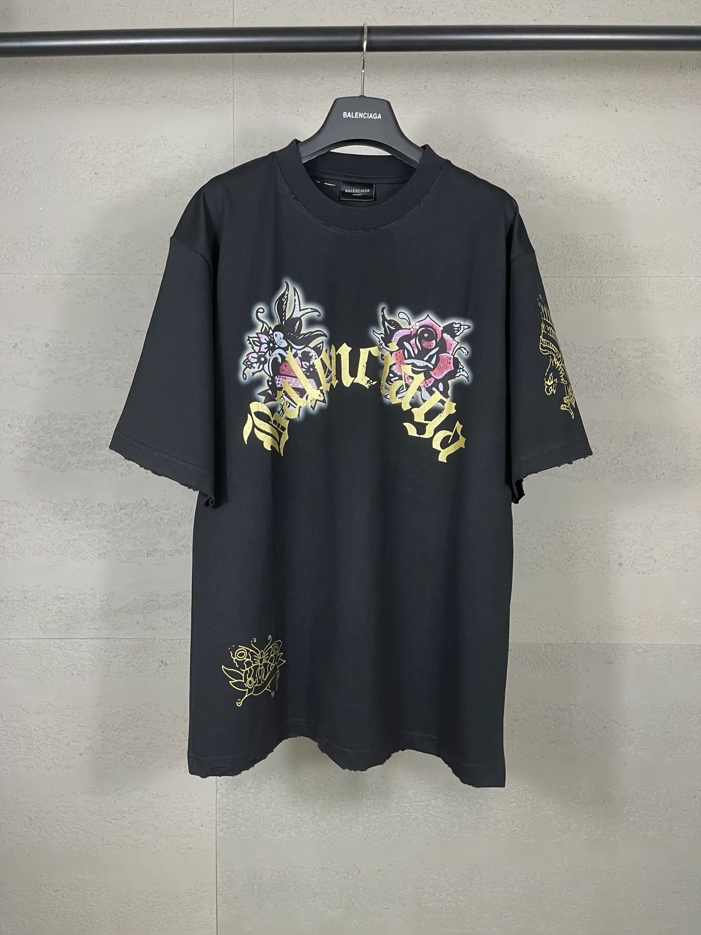 🅿️220 real photos [Top version. Official website quality] BALENCI*GA/25 new model. The front is directly printed with tacky tattoo art work, the right sleeve is printed with graphics, and the front and back are rhinestoned. Ready-to-wear distressed short-sleeved T-shirt # SS25 latest style. Research and development at the first time, different market currencies. Comparisons welcome. The fabric is made of Paris ZP custom-woven and dyed cotton double yarn. Weighing 260 grams, the cloth surface is clean. The cloth pattern is clear, soft and comfortable. The threads are dyed with no color difference. Printing adopts computer direct printing. The front and back pieces are hot-drilled. The garments are washed and worn to make them look old. Jubie market currency. Welcome to compare. The version adopts OS loose shoulder design. Same style for men and women. Code: BL253676 Color: black, light blue Size: XS S M L