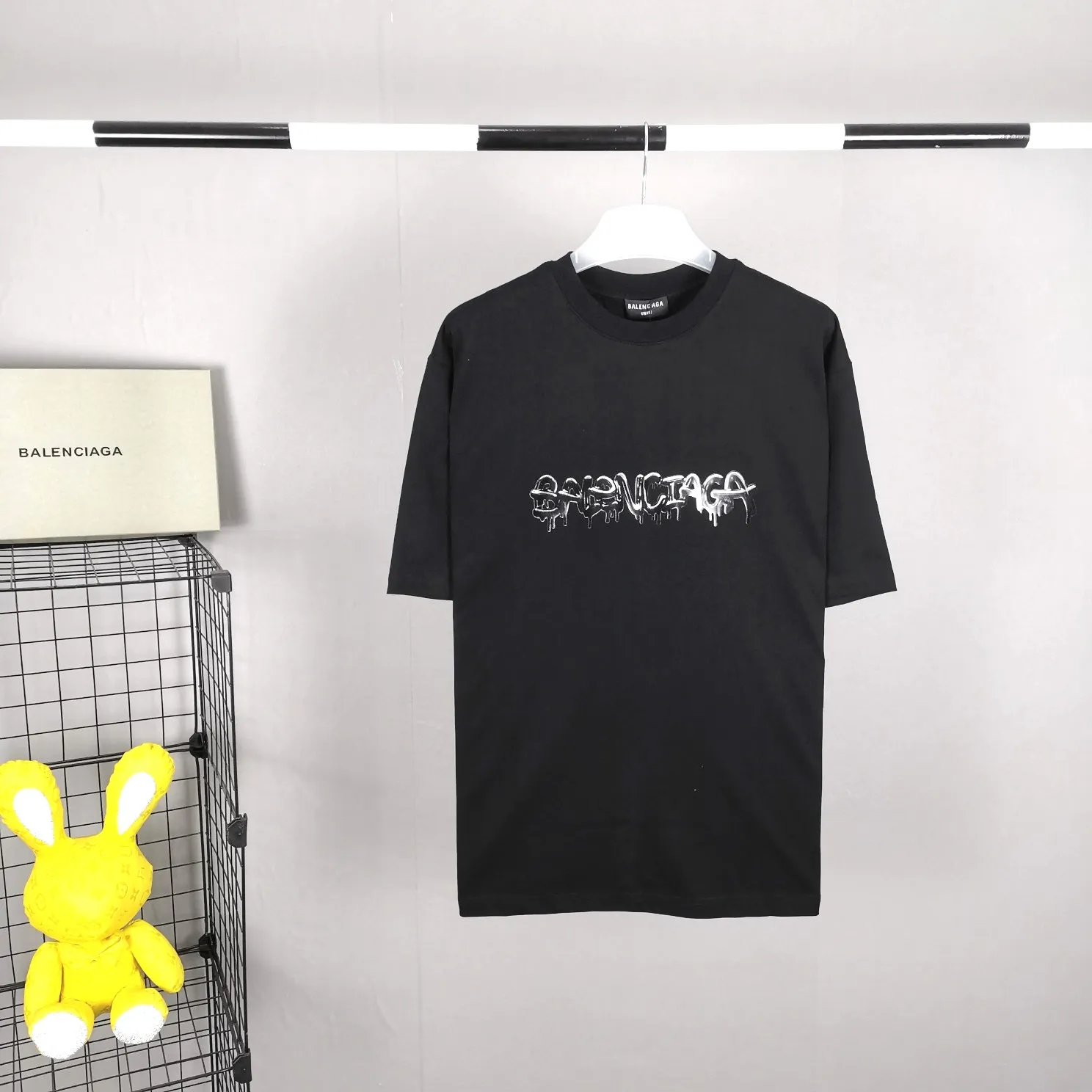 The top tested version, BALENCIAGA, pink jelly glue dissolved pure cotton, loose and breathable, trendy brand, same style short sleeves for male and female couples. The design elements are still as simple as ever. The letters on the chest are integrated with the design of melted jelly, giving an immediate sense of high-end. 100% double-yarn long-staple cotton fabric, pre-shrunk and washed, multi-dimensional handle. The printing is dot printing, cross-letter mold, inkjet-style heat transfer. The gel letters are first made and then fixed on the fabric through high-temperature pressing. The elements are simple and versatile. They look great in any combination. Color: black and white Size: XS-L P:250