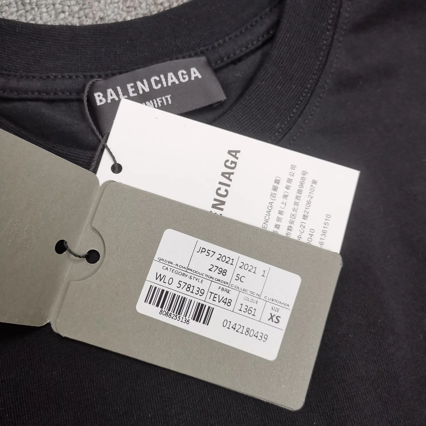 The top tested version, BALENCIAGA, pink jelly glue dissolved pure cotton, loose and breathable, trendy brand, same style short sleeves for male and female couples. The design elements are still as simple as ever. The letters on the chest are integrated with the design of melted jelly, giving an immediate sense of high-end. 100% double-yarn long-staple cotton fabric, pre-shrunk and washed, multi-dimensional handle. The printing is dot printing, cross-letter mold, inkjet-style heat transfer. The gel letters are first made and then fixed on the fabric through high-temperature pressing. The elements are simple and versatile. They look great in any combination. Color: black and white Size: XS-L P:250