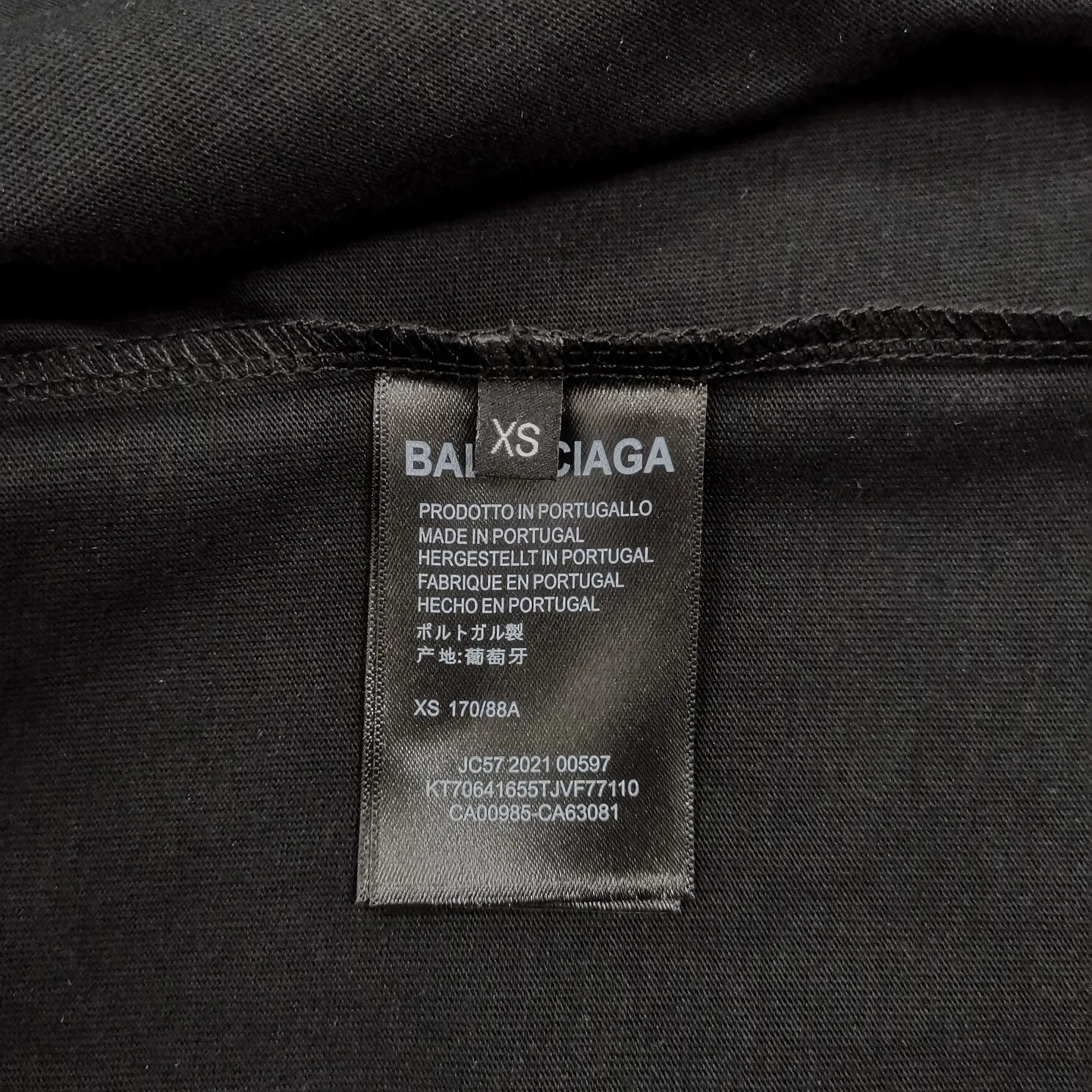 The top tested version, BALENCIAGA, pink jelly glue dissolved pure cotton, loose and breathable, trendy brand, same style short sleeves for male and female couples. The design elements are still as simple as ever. The letters on the chest are integrated with the design of melted jelly, giving an immediate sense of high-end. 100% double-yarn long-staple cotton fabric, pre-shrunk and washed, multi-dimensional handle. The printing is dot printing, cross-letter mold, inkjet-style heat transfer. The gel letters are first made and then fixed on the fabric through high-temperature pressing. The elements are simple and versatile. They look great in any combination. Color: black and white Size: XS-L P:250
