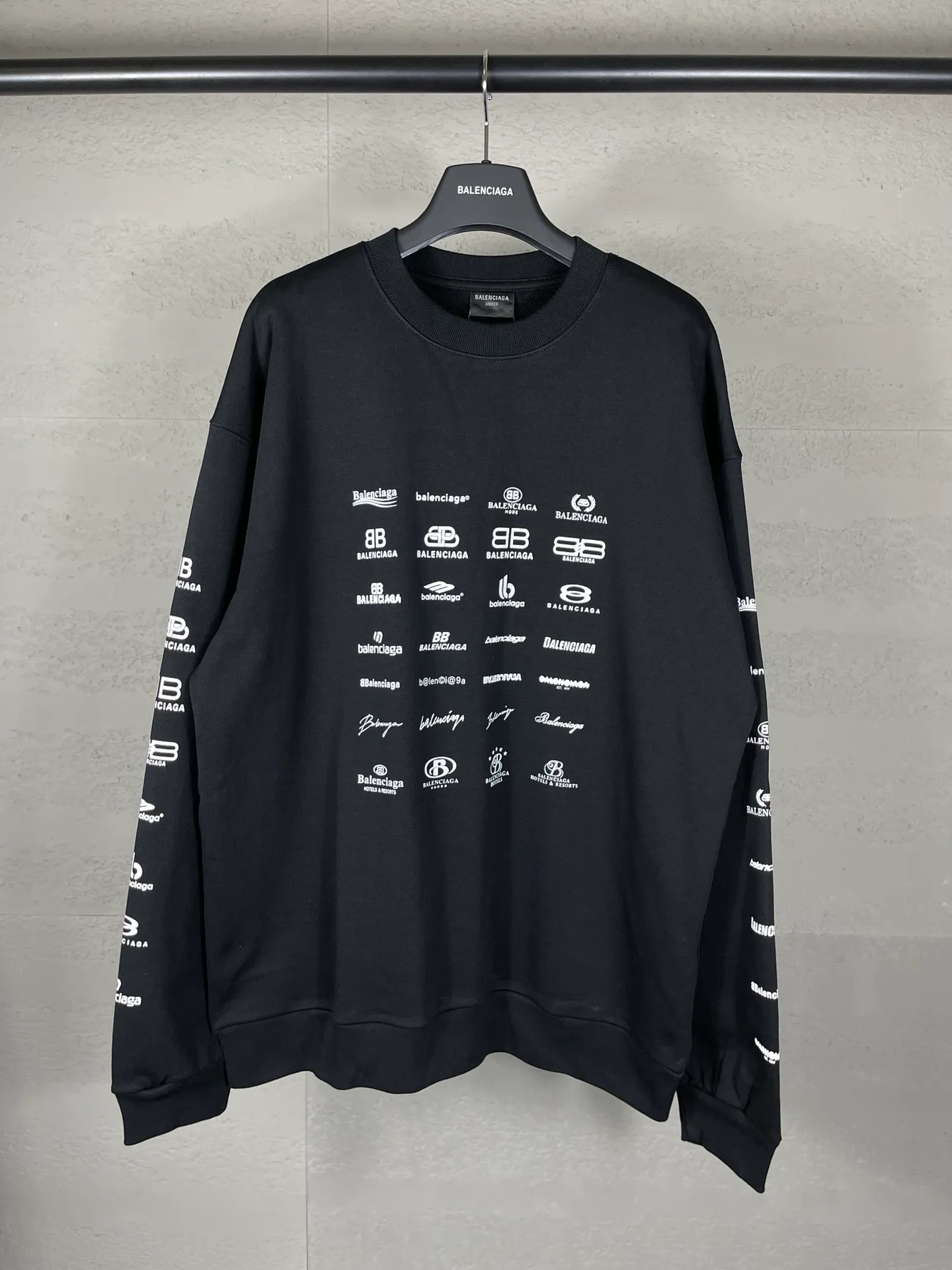 🅿️250 real photos [Top version. Official website quality] BALENCI*GA/Paris BALENCI*GA# 2024 spring and summer new style, long-sleeved round neck sweatshirt with classic LOGO printed all over it. 2024 spring and summer new product. Brick cabinet synchronization. Welcome to compare. The fabric is made of Paris ZP custom-woven and dyed cotton sweatshirt. The weight is 450 grams. The cloth surface is clean. The cloth texture is clear. Soft and comfortable. Good color fastness. Not easy to change color. The threads are woven and dyed with no color difference. The printing uses imported environmentally friendly rubber paddles, precision stencils, fine LOGO letters, clear letters, no burrs, and a three-dimensional effect. Restore brick cabinet. The version adopts OS loose shoulder style. Same style for men and women. Code: BL235563 Color: black, Mi Xing Size: XS S M L