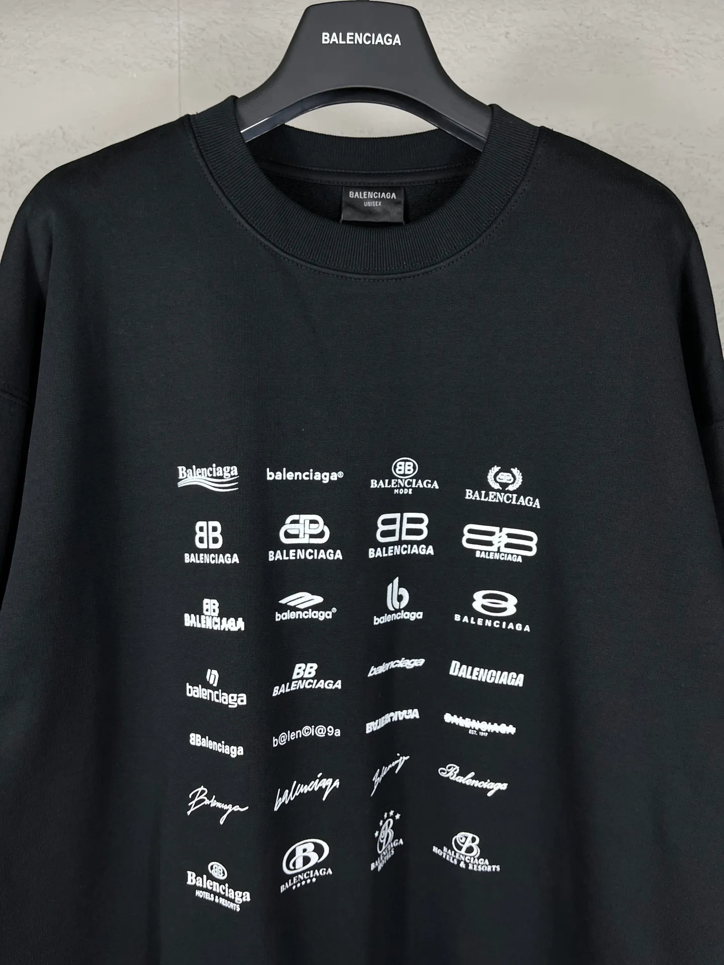 🅿️250 real photos [Top version. Official website quality] BALENCI*GA/Paris BALENCI*GA# 2024 spring and summer new style, long-sleeved round neck sweatshirt with classic LOGO printed all over it. 2024 spring and summer new product. Brick cabinet synchronization. Welcome to compare. The fabric is made of Paris ZP custom-woven and dyed cotton sweatshirt. The weight is 450 grams. The cloth surface is clean. The cloth texture is clear. Soft and comfortable. Good color fastness. Not easy to change color. The threads are woven and dyed with no color difference. The printing uses imported environmentally friendly rubber paddles, precision stencils, fine LOGO letters, clear letters, no burrs, and a three-dimensional effect. Restore brick cabinet. The version adopts OS loose shoulder style. Same style for men and women. Code: BL235563 Color: black, Mi Xing Size: XS S M L