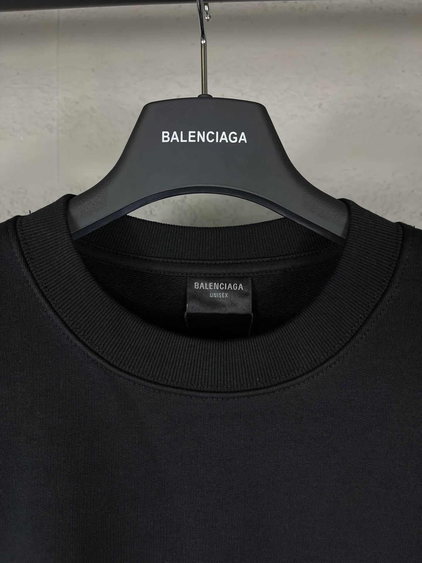 🅿️250 real photos [Top version. Official website quality] BALENCI*GA/Paris BALENCI*GA# 2024 spring and summer new style, long-sleeved round neck sweatshirt with classic LOGO printed all over it. 2024 spring and summer new product. Brick cabinet synchronization. Welcome to compare. The fabric is made of Paris ZP custom-woven and dyed cotton sweatshirt. The weight is 450 grams. The cloth surface is clean. The cloth texture is clear. Soft and comfortable. Good color fastness. Not easy to change color. The threads are woven and dyed with no color difference. The printing uses imported environmentally friendly rubber paddles, precision stencils, fine LOGO letters, clear letters, no burrs, and a three-dimensional effect. Restore brick cabinet. The version adopts OS loose shoulder style. Same style for men and women. Code: BL235563 Color: black, Mi Xing Size: XS S M L
