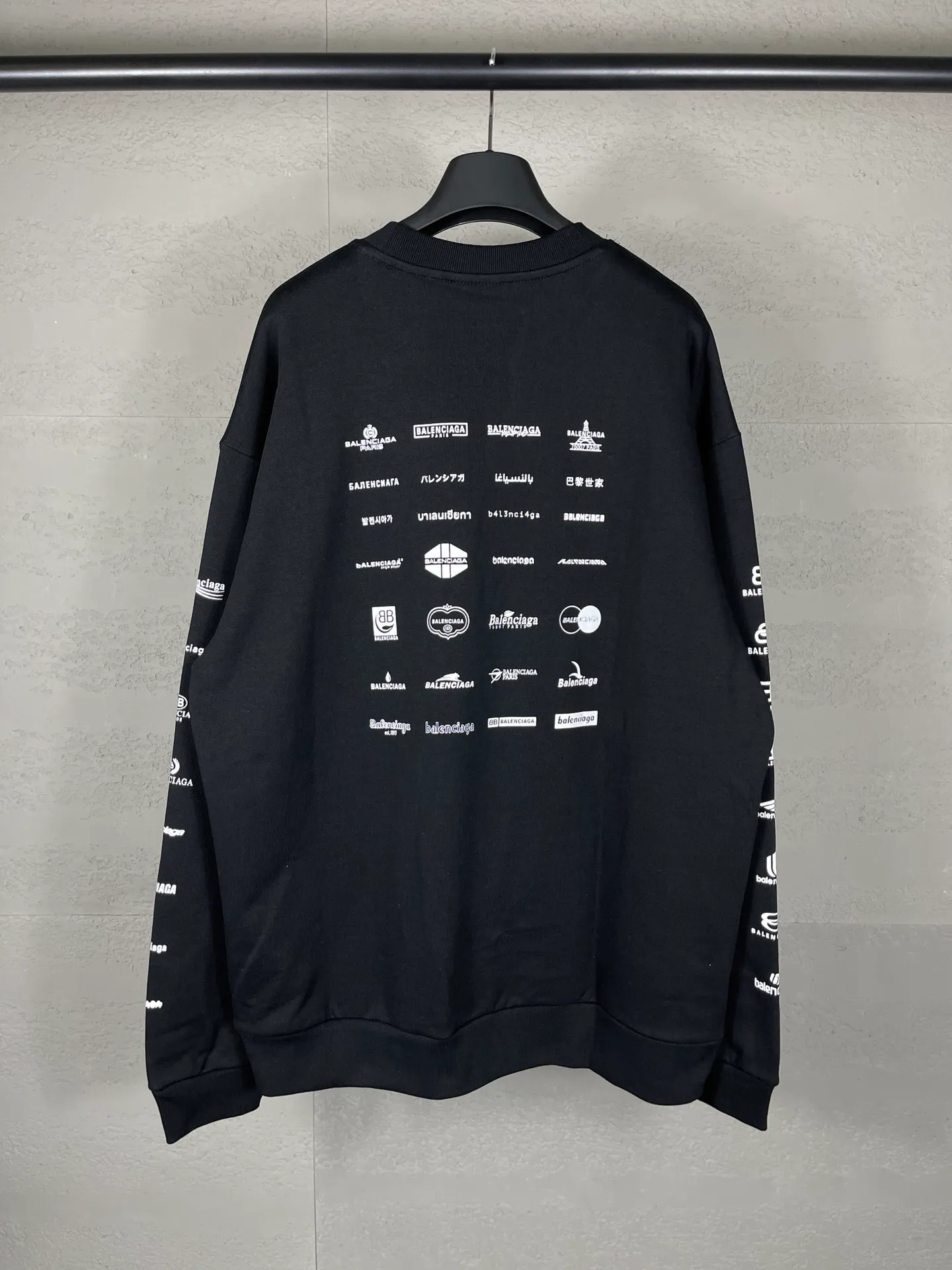 🅿️250 real photos [Top version. Official website quality] BALENCI*GA/Paris BALENCI*GA# 2024 spring and summer new style, long-sleeved round neck sweatshirt with classic LOGO printed all over it. 2024 spring and summer new product. Brick cabinet synchronization. Welcome to compare. The fabric is made of Paris ZP custom-woven and dyed cotton sweatshirt. The weight is 450 grams. The cloth surface is clean. The cloth texture is clear. Soft and comfortable. Good color fastness. Not easy to change color. The threads are woven and dyed with no color difference. The printing uses imported environmentally friendly rubber paddles, precision stencils, fine LOGO letters, clear letters, no burrs, and a three-dimensional effect. Restore brick cabinet. The version adopts OS loose shoulder style. Same style for men and women. Code: BL235563 Color: black, Mi Xing Size: XS S M L