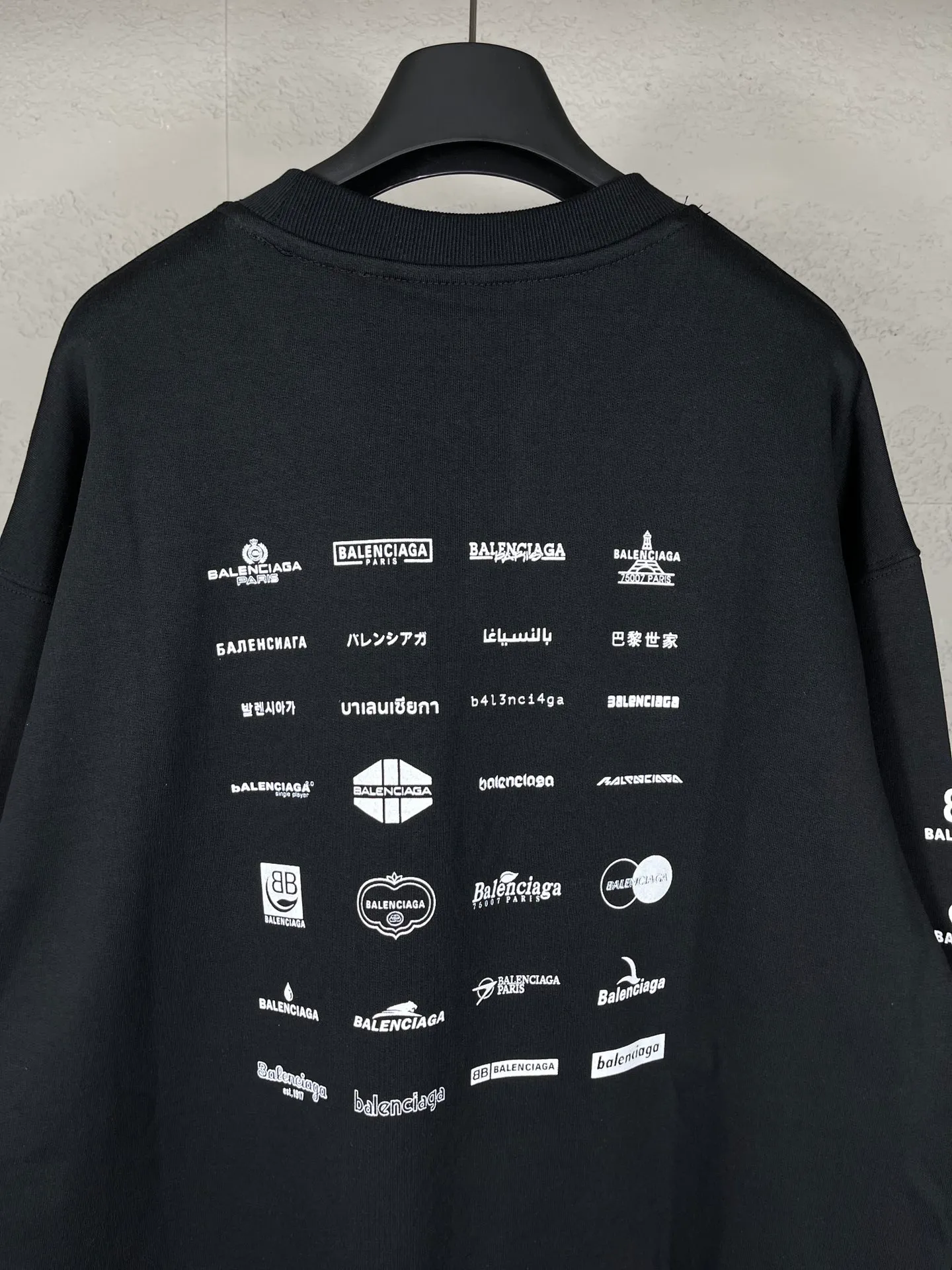 🅿️250 real photos [Top version. Official website quality] BALENCI*GA/Paris BALENCI*GA# 2024 spring and summer new style, long-sleeved round neck sweatshirt with classic LOGO printed all over it. 2024 spring and summer new product. Brick cabinet synchronization. Welcome to compare. The fabric is made of Paris ZP custom-woven and dyed cotton sweatshirt. The weight is 450 grams. The cloth surface is clean. The cloth texture is clear. Soft and comfortable. Good color fastness. Not easy to change color. The threads are woven and dyed with no color difference. The printing uses imported environmentally friendly rubber paddles, precision stencils, fine LOGO letters, clear letters, no burrs, and a three-dimensional effect. Restore brick cabinet. The version adopts OS loose shoulder style. Same style for men and women. Code: BL235563 Color: black, Mi Xing Size: XS S M L