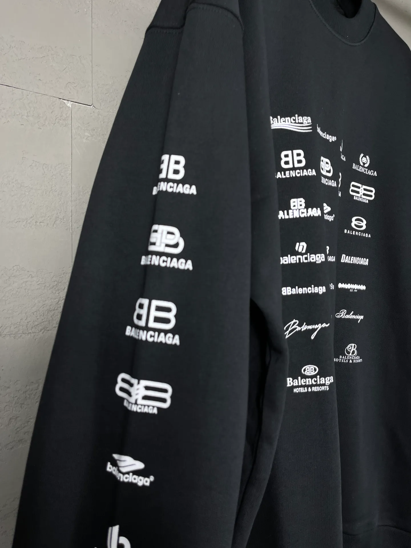 🅿️250 real photos [Top version. Official website quality] BALENCI*GA/Paris BALENCI*GA# 2024 spring and summer new style, long-sleeved round neck sweatshirt with classic LOGO printed all over it. 2024 spring and summer new product. Brick cabinet synchronization. Welcome to compare. The fabric is made of Paris ZP custom-woven and dyed cotton sweatshirt. The weight is 450 grams. The cloth surface is clean. The cloth texture is clear. Soft and comfortable. Good color fastness. Not easy to change color. The threads are woven and dyed with no color difference. The printing uses imported environmentally friendly rubber paddles, precision stencils, fine LOGO letters, clear letters, no burrs, and a three-dimensional effect. Restore brick cabinet. The version adopts OS loose shoulder style. Same style for men and women. Code: BL235563 Color: black, Mi Xing Size: XS S M L