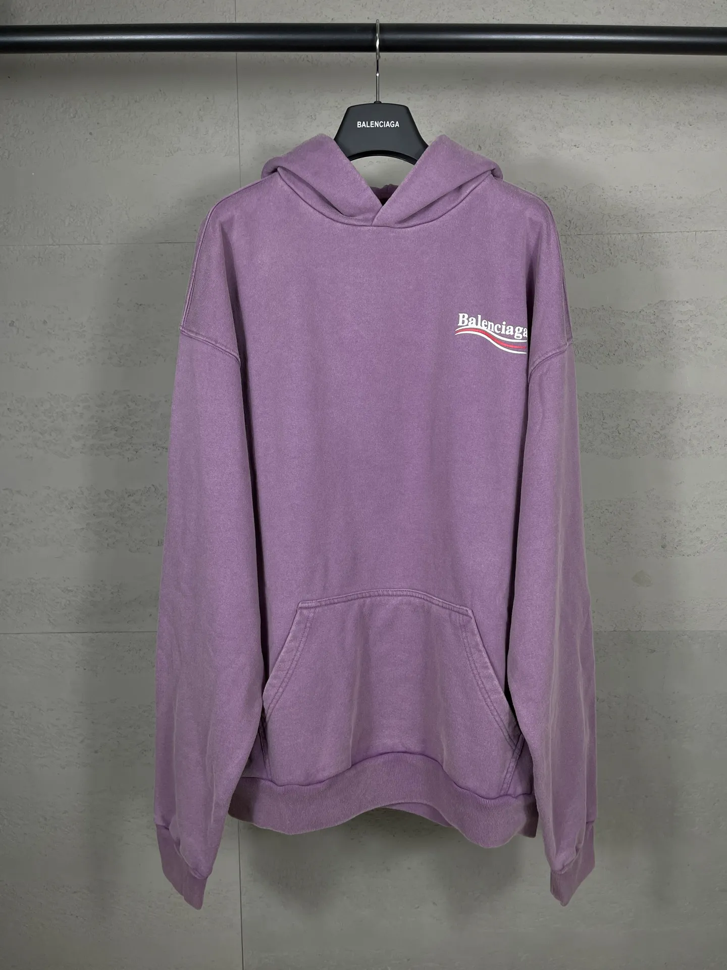 🅿️340 real photos [Top version. Official website quality] BALENCI*GA/Paris #classic style, 2025 spring and summer new style. Coke printed ripped, washed and distressed hooded sweatshirt. The washing water is sprayed with maliu to give a gradient fried color effect. The fabric is made of Paris ZP custom-woven and dyed cotton sweatshirt. The weight is 460 grams. The cloth surface is clean. The cloth pattern is clear, soft and comfortable. The threads are dyed with no color difference. The classic pattern printing uses environmentally friendly imported glue and precision stencil. The letters are clear. No burrs. The three-dimensional effect is strong. The garments are washed and worn. All colors are synchronized with the brick cabinets, custom woven and dyed, and will not fade. Different market currencies. The version adopts OS loose shoulder style. Same style for men and women. Code: BL259911 Color: washed blue, washed purple Size: XS S M L