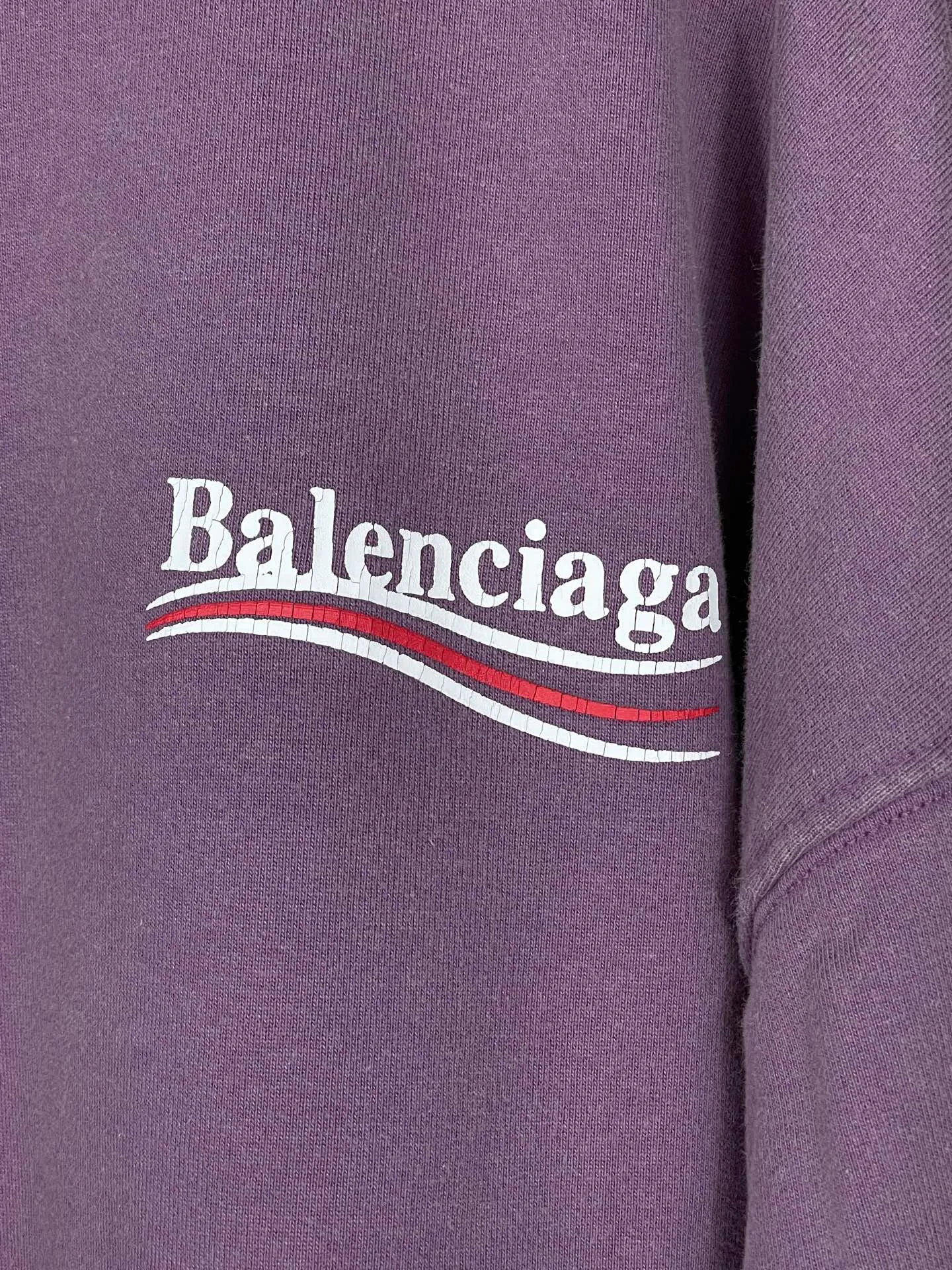 🅿️340 real photos [Top version. Official website quality] BALENCI*GA/Paris #classic style, 2025 spring and summer new style. Coke printed ripped, washed and distressed hooded sweatshirt. The washing water is sprayed with maliu to give a gradient fried color effect. The fabric is made of Paris ZP custom-woven and dyed cotton sweatshirt. The weight is 460 grams. The cloth surface is clean. The cloth pattern is clear, soft and comfortable. The threads are dyed with no color difference. The classic pattern printing uses environmentally friendly imported glue and precision stencil. The letters are clear. No burrs. The three-dimensional effect is strong. The garments are washed and worn. All colors are synchronized with the brick cabinets, custom woven and dyed, and will not fade. Different market currencies. The version adopts OS loose shoulder style. Same style for men and women. Code: BL259911 Color: washed blue, washed purple Size: XS S M L