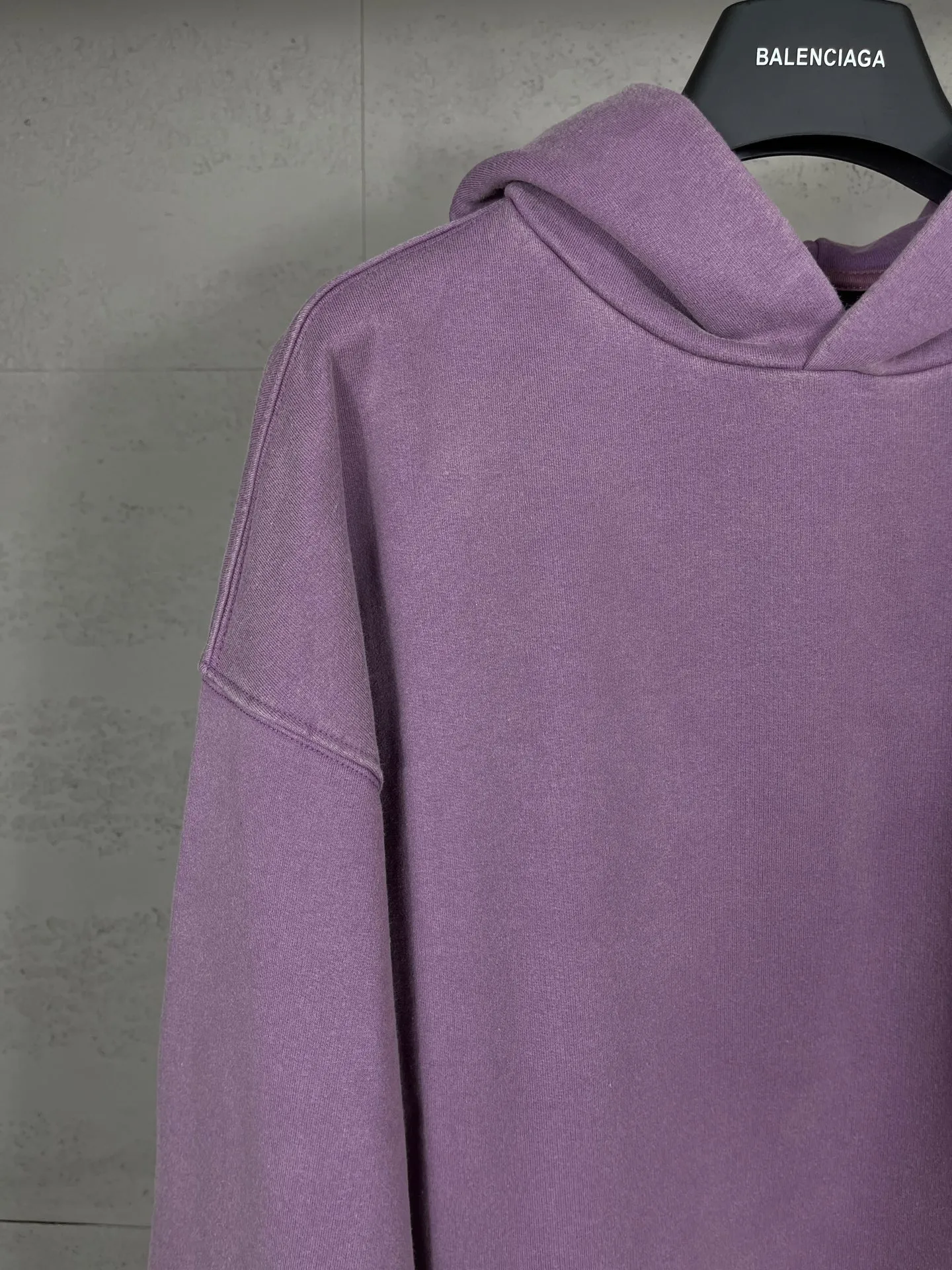 🅿️340 real photos [Top version. Official website quality] BALENCI*GA/Paris #classic style, 2025 spring and summer new style. Coke printed ripped, washed and distressed hooded sweatshirt. The washing water is sprayed with maliu to give a gradient fried color effect. The fabric is made of Paris ZP custom-woven and dyed cotton sweatshirt. The weight is 460 grams. The cloth surface is clean. The cloth pattern is clear, soft and comfortable. The threads are dyed with no color difference. The classic pattern printing uses environmentally friendly imported glue and precision stencil. The letters are clear. No burrs. The three-dimensional effect is strong. The garments are washed and worn. All colors are synchronized with the brick cabinets, custom woven and dyed, and will not fade. Different market currencies. The version adopts OS loose shoulder style. Same style for men and women. Code: BL259911 Color: washed blue, washed purple Size: XS S M L