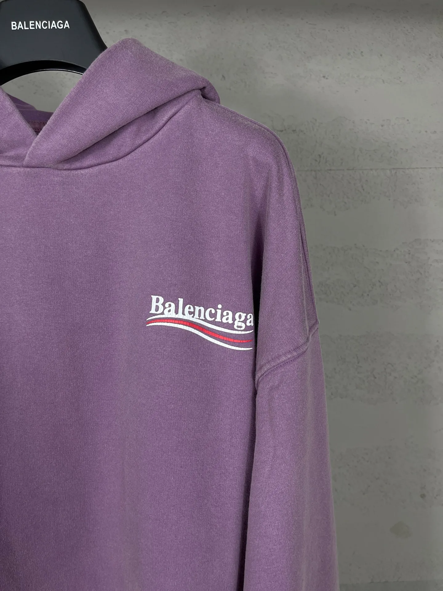 🅿️340 real photos [Top version. Official website quality] BALENCI*GA/Paris #classic style, 2025 spring and summer new style. Coke printed ripped, washed and distressed hooded sweatshirt. The washing water is sprayed with maliu to give a gradient fried color effect. The fabric is made of Paris ZP custom-woven and dyed cotton sweatshirt. The weight is 460 grams. The cloth surface is clean. The cloth pattern is clear, soft and comfortable. The threads are dyed with no color difference. The classic pattern printing uses environmentally friendly imported glue and precision stencil. The letters are clear. No burrs. The three-dimensional effect is strong. The garments are washed and worn. All colors are synchronized with the brick cabinets, custom woven and dyed, and will not fade. Different market currencies. The version adopts OS loose shoulder style. Same style for men and women. Code: BL259911 Color: washed blue, washed purple Size: XS S M L