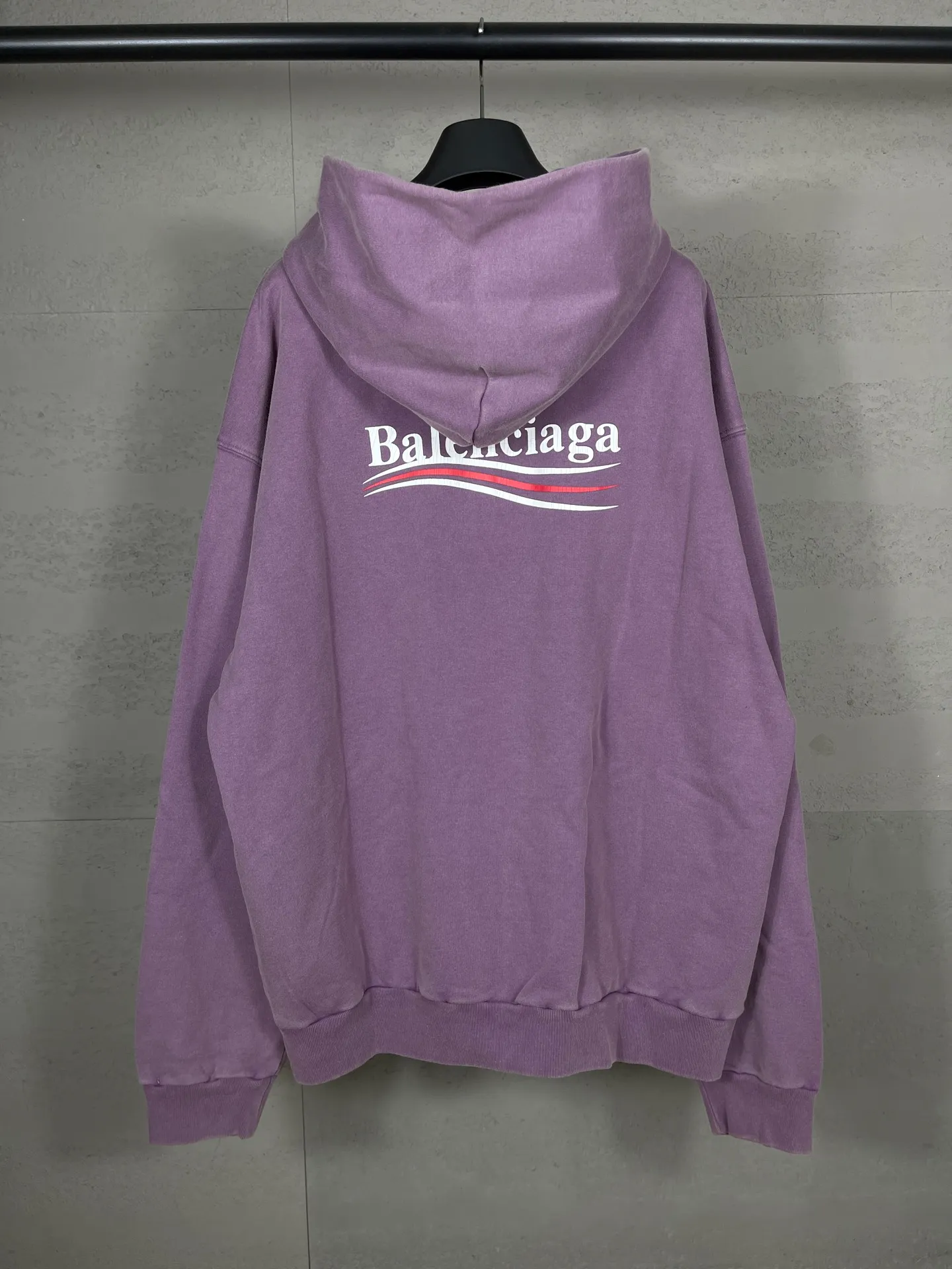 🅿️340 real photos [Top version. Official website quality] BALENCI*GA/Paris #classic style, 2025 spring and summer new style. Coke printed ripped, washed and distressed hooded sweatshirt. The washing water is sprayed with maliu to give a gradient fried color effect. The fabric is made of Paris ZP custom-woven and dyed cotton sweatshirt. The weight is 460 grams. The cloth surface is clean. The cloth pattern is clear, soft and comfortable. The threads are dyed with no color difference. The classic pattern printing uses environmentally friendly imported glue and precision stencil. The letters are clear. No burrs. The three-dimensional effect is strong. The garments are washed and worn. All colors are synchronized with the brick cabinets, custom woven and dyed, and will not fade. Different market currencies. The version adopts OS loose shoulder style. Same style for men and women. Code: BL259911 Color: washed blue, washed purple Size: XS S M L