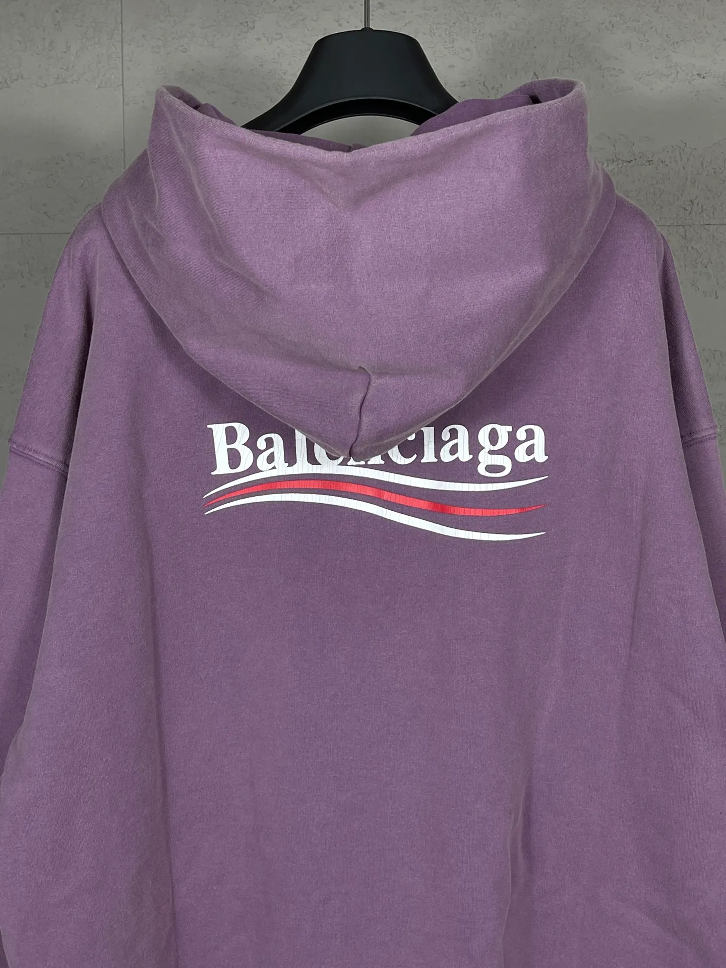 🅿️340 real photos [Top version. Official website quality] BALENCI*GA/Paris #classic style, 2025 spring and summer new style. Coke printed ripped, washed and distressed hooded sweatshirt. The washing water is sprayed with maliu to give a gradient fried color effect. The fabric is made of Paris ZP custom-woven and dyed cotton sweatshirt. The weight is 460 grams. The cloth surface is clean. The cloth pattern is clear, soft and comfortable. The threads are dyed with no color difference. The classic pattern printing uses environmentally friendly imported glue and precision stencil. The letters are clear. No burrs. The three-dimensional effect is strong. The garments are washed and worn. All colors are synchronized with the brick cabinets, custom woven and dyed, and will not fade. Different market currencies. The version adopts OS loose shoulder style. Same style for men and women. Code: BL259911 Color: washed blue, washed purple Size: XS S M L
