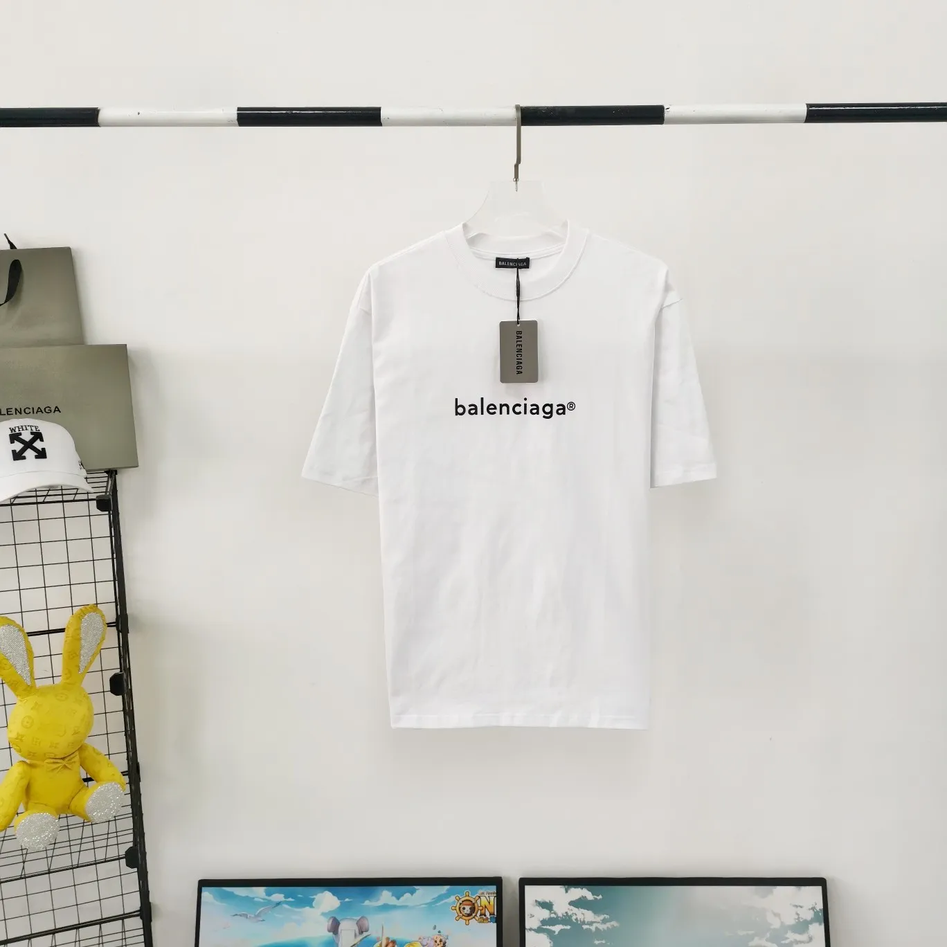 The top tested version of Balenciaga mailbox letter logo pure cotton loose-fitting trendy brand short sleeves for men and women. A simple basic T. A simple short sleeve that you can fall in love with at first glance. The Blcg mailbox logo on the chest is simple and beautiful. It is operated by an imported elliptical machine, without burrs and neatly aligned! The fabric is made of 260g double-ply double-yarn plain cotton fabric, which is different from the low-end version. The color is also super beautiful. It’s the best price! ! ! ! !  Color: black, white, fog blue, khaki, lake green Size: XS-L P:240