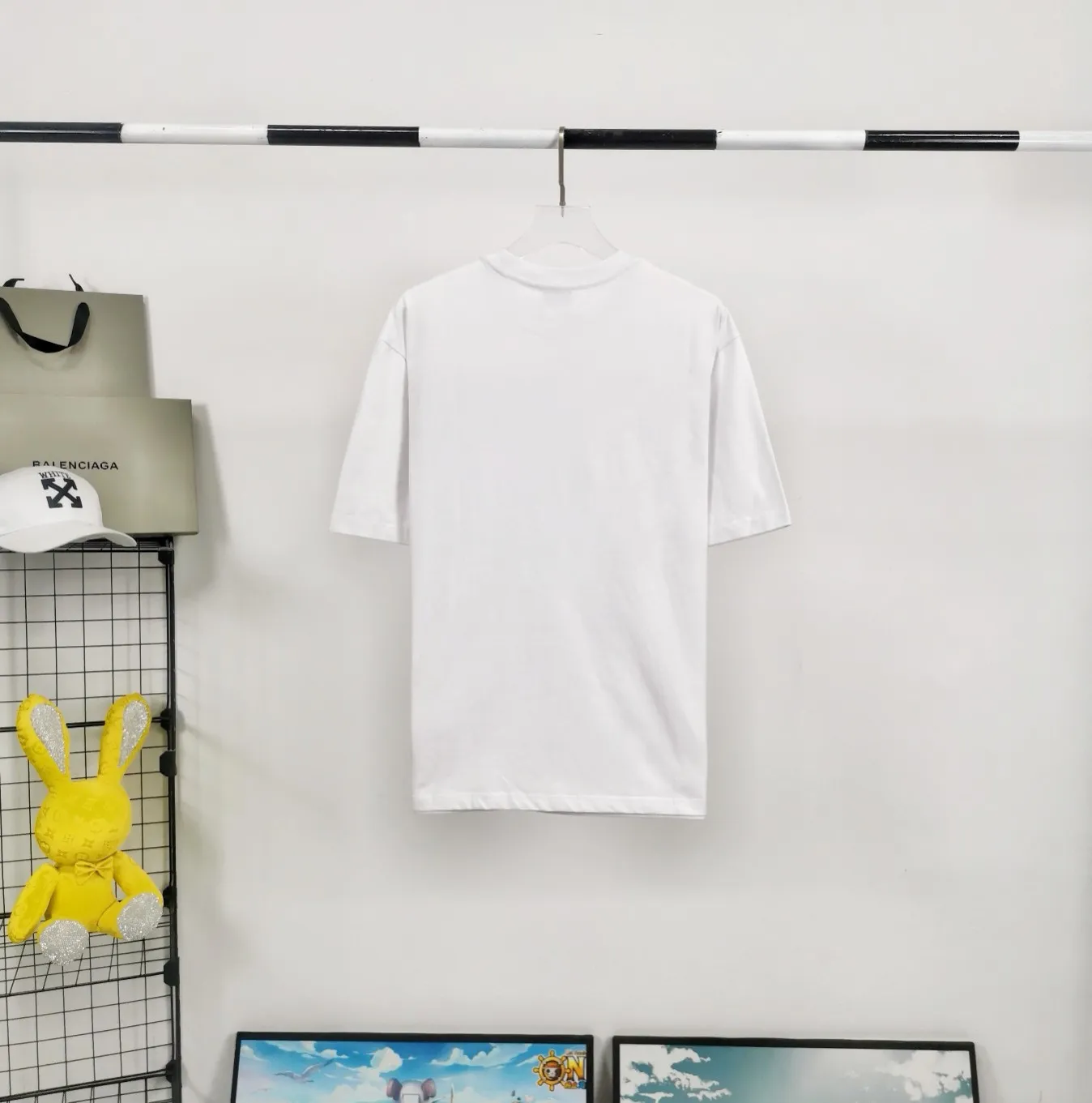 The top tested version of Balenciaga mailbox letter logo pure cotton loose-fitting trendy brand short sleeves for men and women. A simple basic T. A simple short sleeve that you can fall in love with at first glance. The Blcg mailbox logo on the chest is simple and beautiful. It is operated by an imported elliptical machine, without burrs and neatly aligned! The fabric is made of 260g double-ply double-yarn plain cotton fabric, which is different from the low-end version. The color is also super beautiful. It’s the best price! ! ! ! !  Color: black, white, fog blue, khaki, lake green Size: XS-L P:240