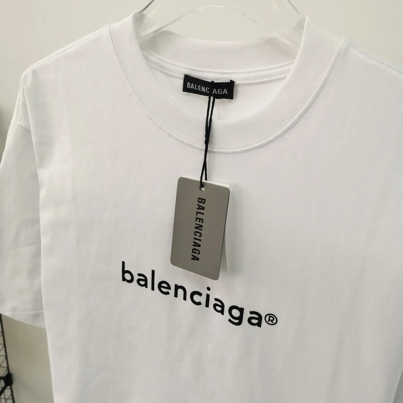 The top tested version of Balenciaga mailbox letter logo pure cotton loose-fitting trendy brand short sleeves for men and women. A simple basic T. A simple short sleeve that you can fall in love with at first glance. The Blcg mailbox logo on the chest is simple and beautiful. It is operated by an imported elliptical machine, without burrs and neatly aligned! The fabric is made of 260g double-ply double-yarn plain cotton fabric, which is different from the low-end version. The color is also super beautiful. It’s the best price! ! ! ! !  Color: black, white, fog blue, khaki, lake green Size: XS-L P:240