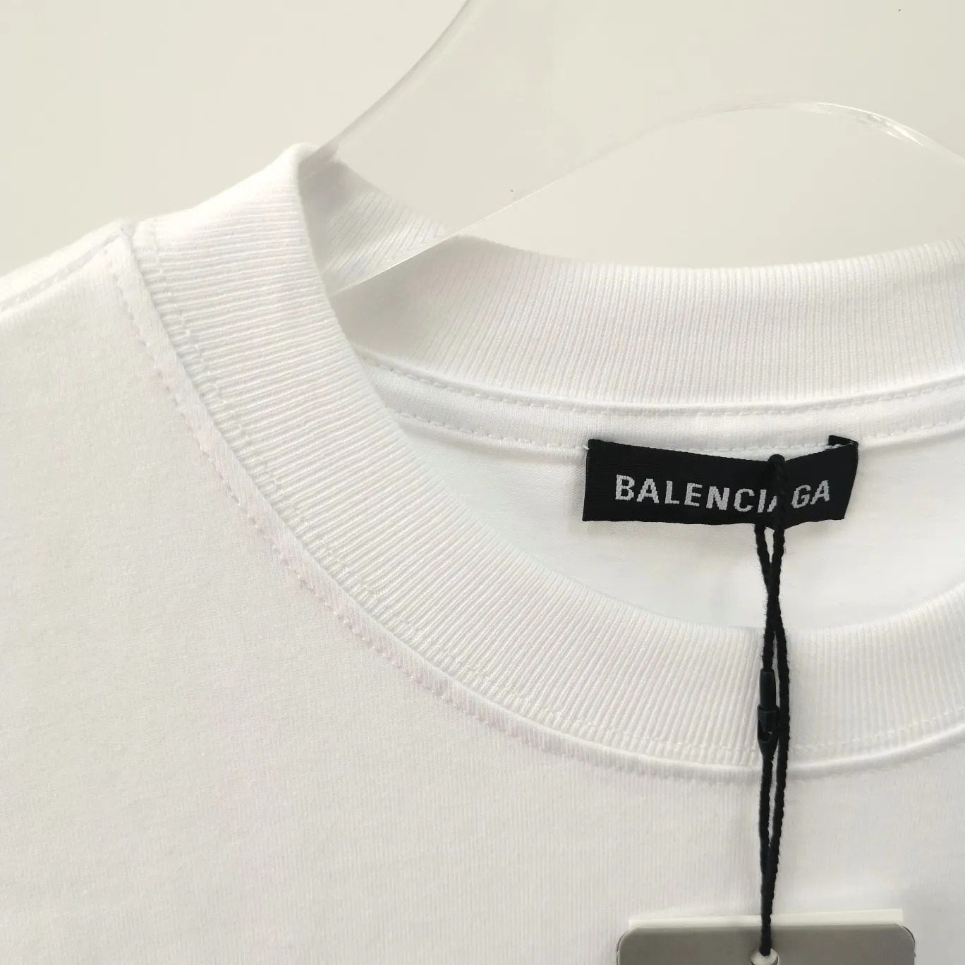 The top tested version of Balenciaga mailbox letter logo pure cotton loose-fitting trendy brand short sleeves for men and women. A simple basic T. A simple short sleeve that you can fall in love with at first glance. The Blcg mailbox logo on the chest is simple and beautiful. It is operated by an imported elliptical machine, without burrs and neatly aligned! The fabric is made of 260g double-ply double-yarn plain cotton fabric, which is different from the low-end version. The color is also super beautiful. It’s the best price! ! ! ! !  Color: black, white, fog blue, khaki, lake green Size: XS-L P:240