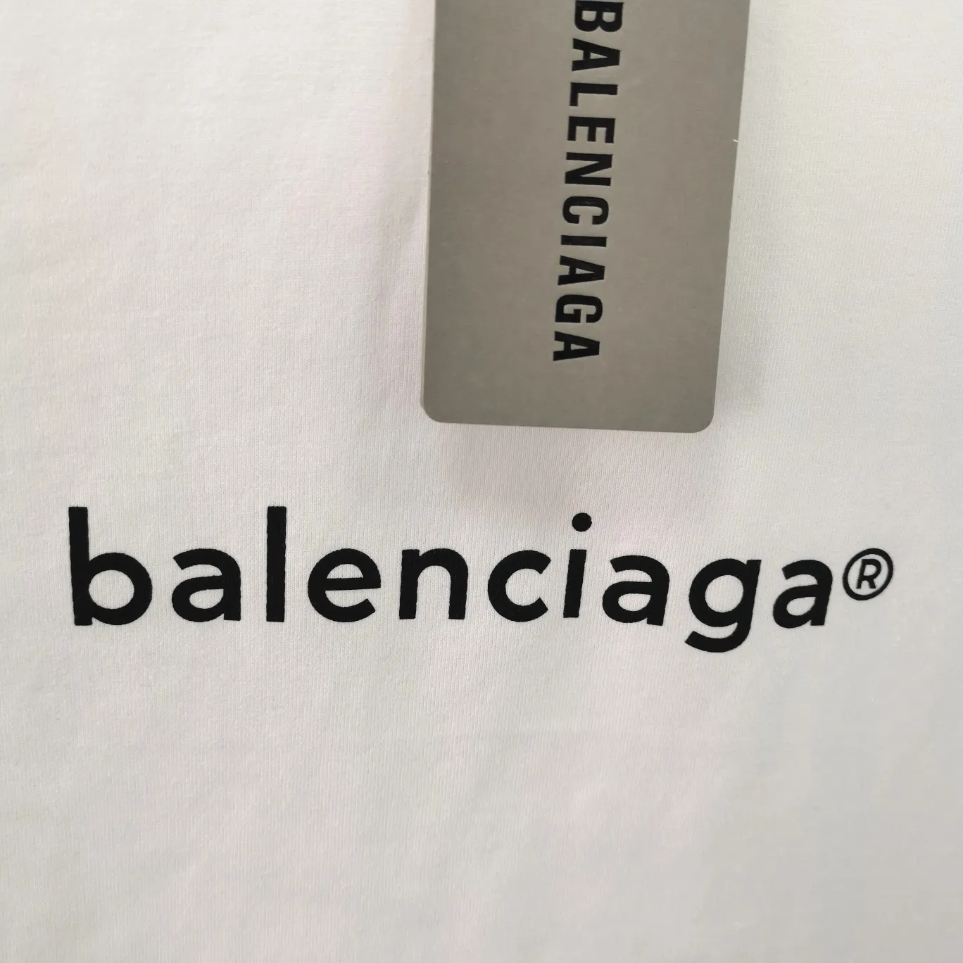 The top tested version of Balenciaga mailbox letter logo pure cotton loose-fitting trendy brand short sleeves for men and women. A simple basic T. A simple short sleeve that you can fall in love with at first glance. The Blcg mailbox logo on the chest is simple and beautiful. It is operated by an imported elliptical machine, without burrs and neatly aligned! The fabric is made of 260g double-ply double-yarn plain cotton fabric, which is different from the low-end version. The color is also super beautiful. It’s the best price! ! ! ! !  Color: black, white, fog blue, khaki, lake green Size: XS-L P:240