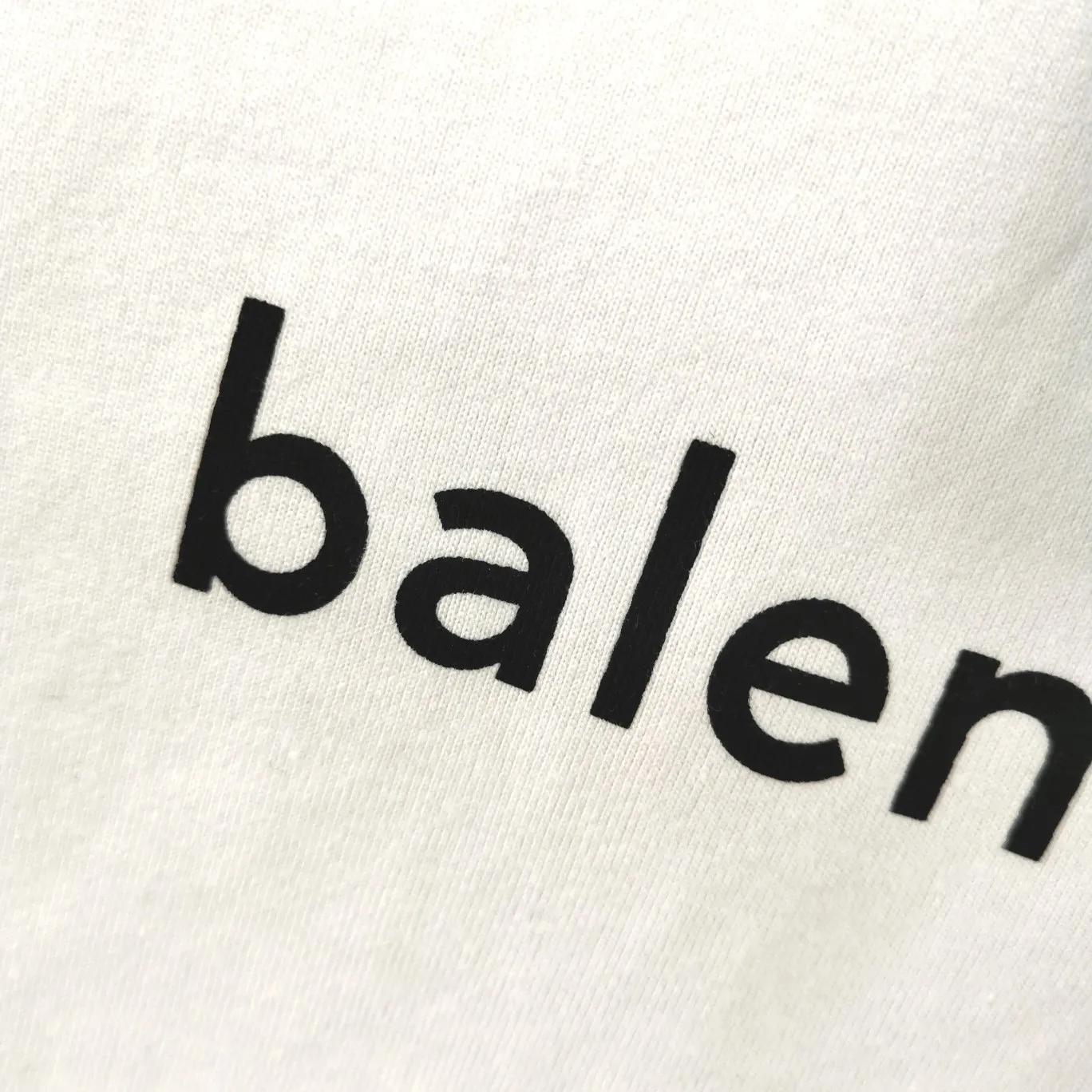 The top tested version of Balenciaga mailbox letter logo pure cotton loose-fitting trendy brand short sleeves for men and women. A simple basic T. A simple short sleeve that you can fall in love with at first glance. The Blcg mailbox logo on the chest is simple and beautiful. It is operated by an imported elliptical machine, without burrs and neatly aligned! The fabric is made of 260g double-ply double-yarn plain cotton fabric, which is different from the low-end version. The color is also super beautiful. It’s the best price! ! ! ! !  Color: black, white, fog blue, khaki, lake green Size: XS-L P:240