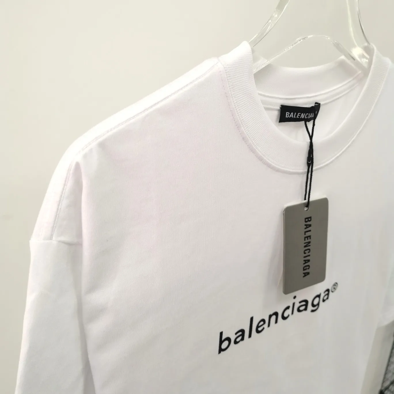 The top tested version of Balenciaga mailbox letter logo pure cotton loose-fitting trendy brand short sleeves for men and women. A simple basic T. A simple short sleeve that you can fall in love with at first glance. The Blcg mailbox logo on the chest is simple and beautiful. It is operated by an imported elliptical machine, without burrs and neatly aligned! The fabric is made of 260g double-ply double-yarn plain cotton fabric, which is different from the low-end version. The color is also super beautiful. It’s the best price! ! ! ! !  Color: black, white, fog blue, khaki, lake green Size: XS-L P:240
