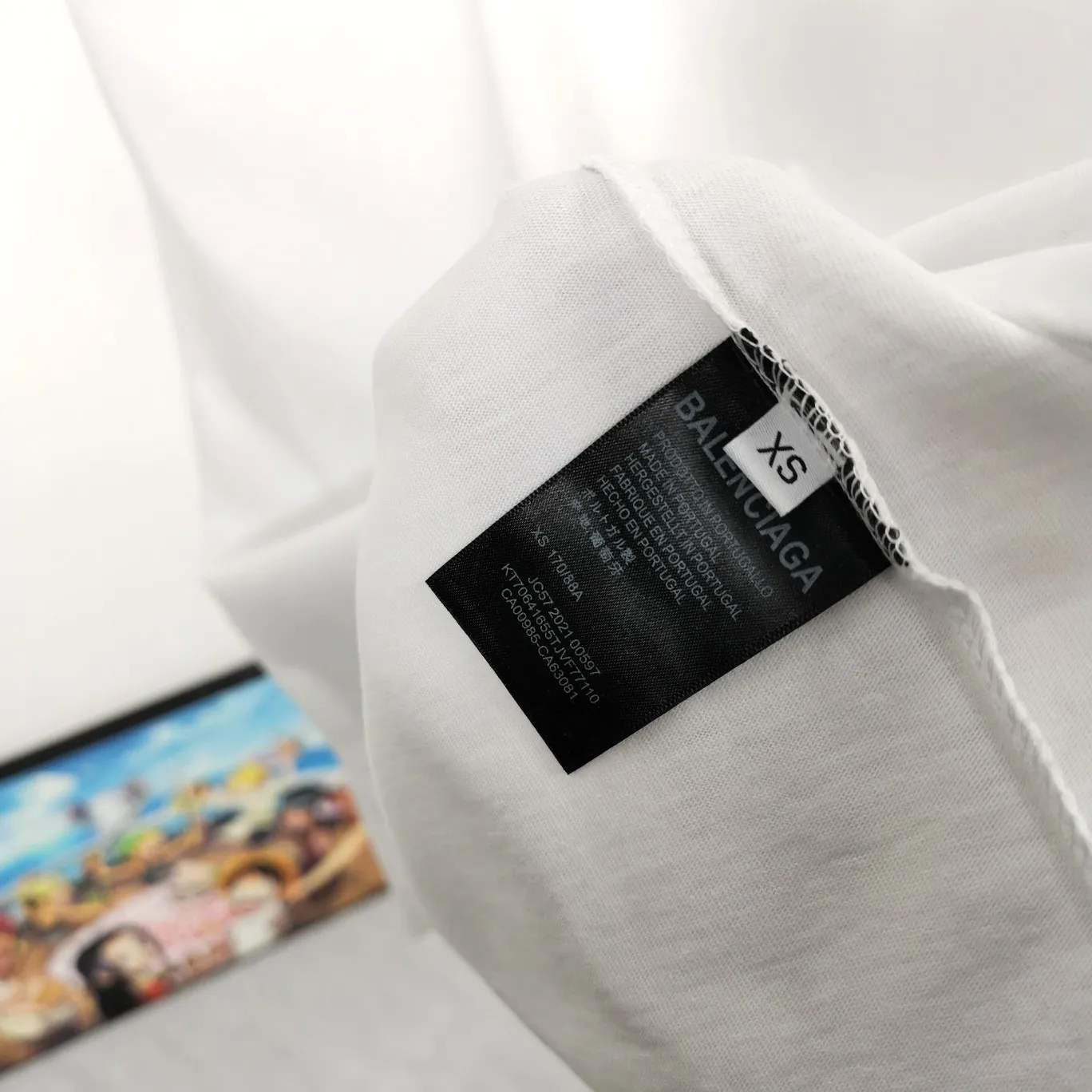 The top tested version of Balenciaga mailbox letter logo pure cotton loose-fitting trendy brand short sleeves for men and women. A simple basic T. A simple short sleeve that you can fall in love with at first glance. The Blcg mailbox logo on the chest is simple and beautiful. It is operated by an imported elliptical machine, without burrs and neatly aligned! The fabric is made of 260g double-ply double-yarn plain cotton fabric, which is different from the low-end version. The color is also super beautiful. It’s the best price! ! ! ! !  Color: black, white, fog blue, khaki, lake green Size: XS-L P:240
