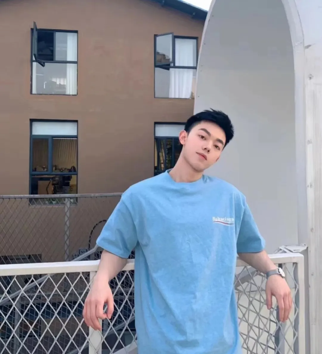 ♻️💯Refer to the model picture for the upper body❤️【Top tested version】Balenciaga Classic Loose Unisex Pure Cotton Short Sleeves. Customized fabrics and printed accessories details are reproduced one to one. It is made of 280g cotton fabric with 32 count fine double cotton yarn plain weave, and the fabric surface is treated with dust-free woolen craftsmanship. The shoulder and chain seams are made of 0.8cm bundled strips inside, and the double chain stitching on the machine side is made of pure cotton. Here is an explanation of why I am dozens of yuan more expensive than others: 1. Each model is produced by the company. The detailed workmanship and fabrics are consistent with the genuine ones. There is no color difference between the ones at the counters. Guaranteed no color difference. Replicas are not scary. Whoever is fake is embarrassed. It’s not shameful to make a replica, it’s shameful if you can’t buy the correct version if you make a replica. All of my series can be found in all major places and will be absolutely stunning!  2. The fabric is made of 280g Paris-specific double yarn. No one can make better fabrics than mine. There is really no way to compare with the ordinary version on the market. Respect it. It is authentic and costs thousands of dollars. Don’t go for the quality of street stalls. 3. The workmanship has been restored in all aspects. The packaging has been restored in all aspects. 4. I guarantee here that this is the highest quality you can find. Size: XS-L Color: Haze Blue P:250