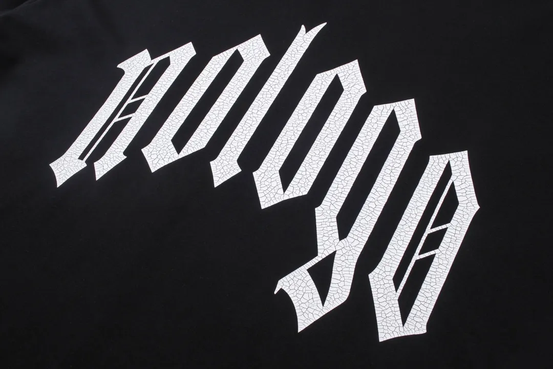 🅿️174 Detailed pictures [Top version. Official website quality] BALENCI*GA/Paris. 2024 new style. New NOLOGO cracked printed short-sleeved T-shirt, synchronized with brick cabinet. Developed genuine product at the first time, enjoy printing and comparison! The fabric is made of Paris ZP custom-woven and dyed cotton double yarn. Weighing 260 grams, the cloth surface is clean. The cloth pattern is clear, soft and comfortable. The threads are dyed with no color difference. The classic LOGO is made of environmentally friendly imported materials, with crackle printing, clear letters and three-dimensional effect. Restore the brick cabinet. Welcome to compare. The version adopts the OS loose shoulder version. Same style for men and women. Code: BL223323 Color: Black, Size: XS to L