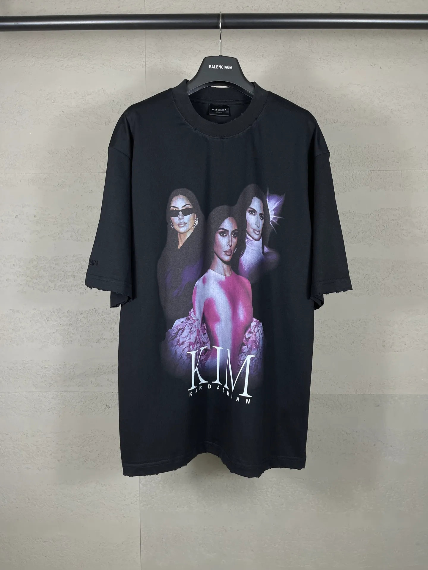 🅿️194 real photos [top version. official website quality] BALENCI*GA/25 new model. The front is directly printed with Kimk's art work, and the back is printed with artistic signature. The right sleeve is embroidered with English frayed distressed short-sleeved T-shirt # SS25 latest style. Research and development at the first time, different market currencies. Comparisons welcome. The fabric is made of Paris ZP custom-woven and dyed cotton double yarn. Weighing 260 grams, the cloth surface is clean. The cloth pattern is clear, soft and comfortable. The threads are dyed with no color difference. Printing adopts computer direct printing. The garments are washed and worn to make them look old. Jubie market currency. Welcome to compare. The version adopts OS loose shoulder design. Same style for men and women. Code: BL253668 Color: Black Size: XS S M L