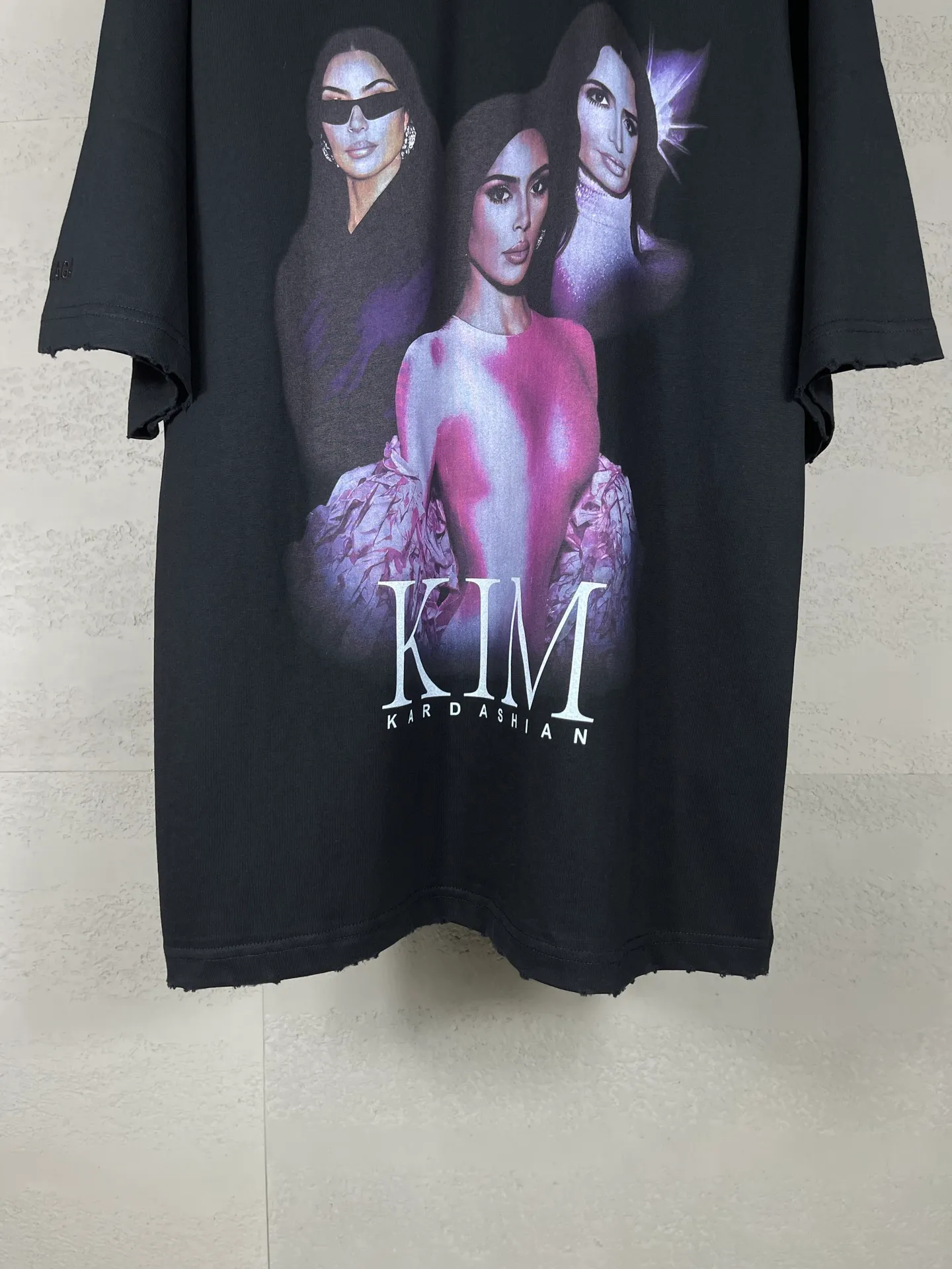 🅿️194 real photos [top version. official website quality] BALENCI*GA/25 new model. The front is directly printed with Kimk's art work, and the back is printed with artistic signature. The right sleeve is embroidered with English frayed distressed short-sleeved T-shirt # SS25 latest style. Research and development at the first time, different market currencies. Comparisons welcome. The fabric is made of Paris ZP custom-woven and dyed cotton double yarn. Weighing 260 grams, the cloth surface is clean. The cloth pattern is clear, soft and comfortable. The threads are dyed with no color difference. Printing adopts computer direct printing. The garments are washed and worn to make them look old. Jubie market currency. Welcome to compare. The version adopts OS loose shoulder design. Same style for men and women. Code: BL253668 Color: Black Size: XS S M L