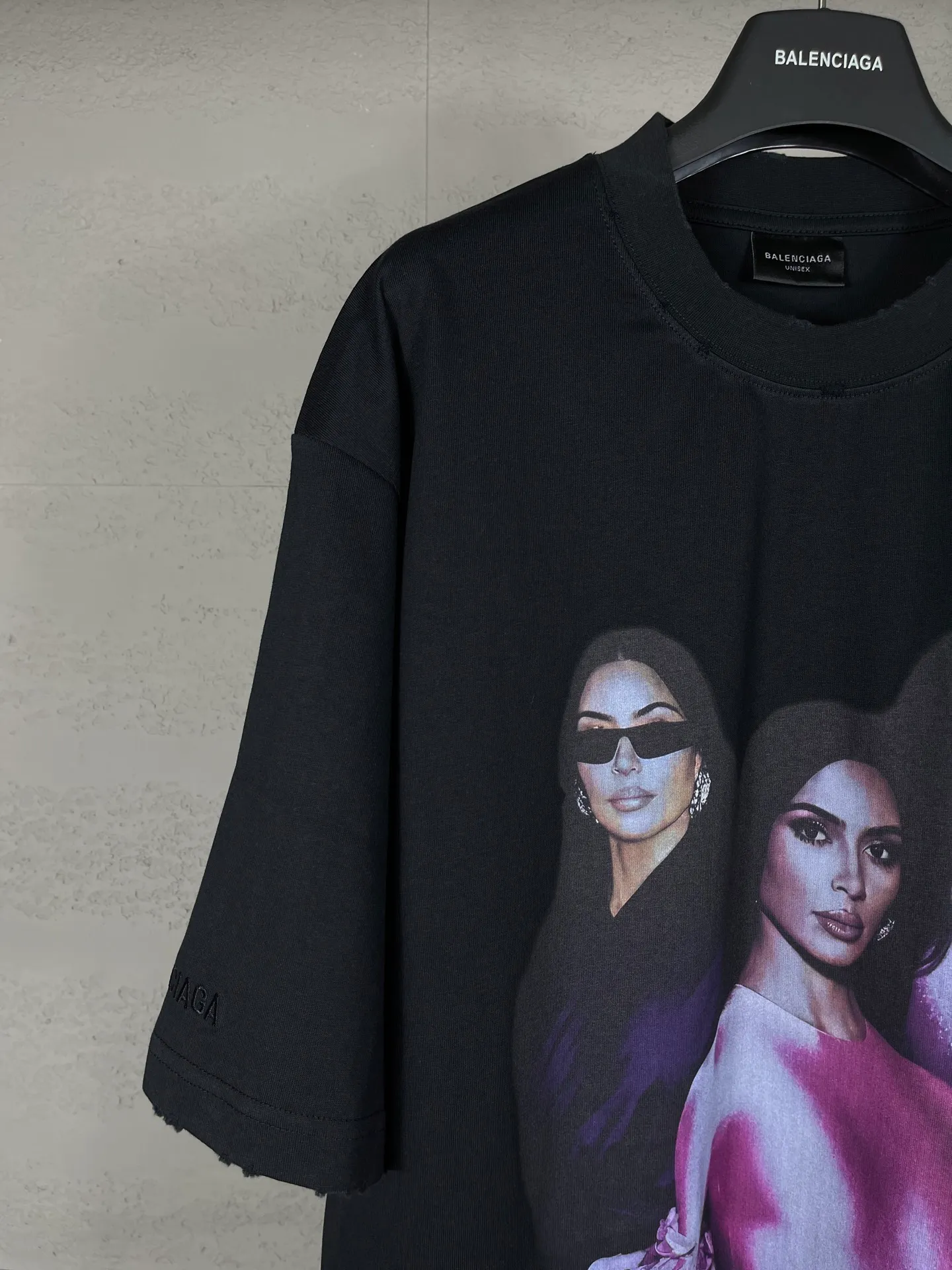 🅿️194 real photos [top version. official website quality] BALENCI*GA/25 new model. The front is directly printed with Kimk's art work, and the back is printed with artistic signature. The right sleeve is embroidered with English frayed distressed short-sleeved T-shirt # SS25 latest style. Research and development at the first time, different market currencies. Comparisons welcome. The fabric is made of Paris ZP custom-woven and dyed cotton double yarn. Weighing 260 grams, the cloth surface is clean. The cloth pattern is clear, soft and comfortable. The threads are dyed with no color difference. Printing adopts computer direct printing. The garments are washed and worn to make them look old. Jubie market currency. Welcome to compare. The version adopts OS loose shoulder design. Same style for men and women. Code: BL253668 Color: Black Size: XS S M L