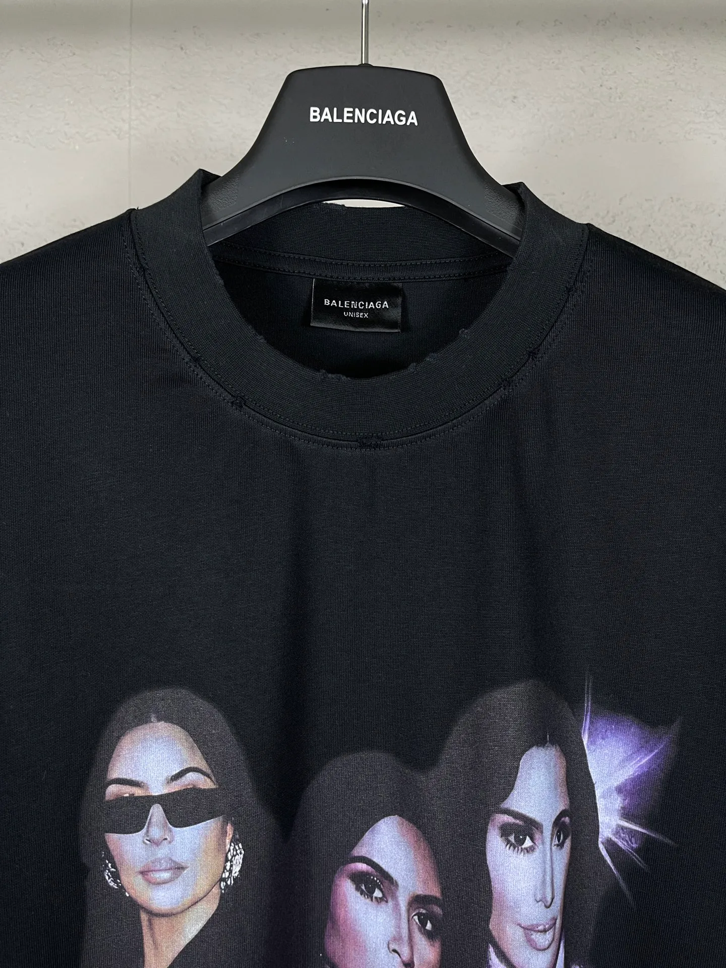 🅿️194 real photos [top version. official website quality] BALENCI*GA/25 new model. The front is directly printed with Kimk's art work, and the back is printed with artistic signature. The right sleeve is embroidered with English frayed distressed short-sleeved T-shirt # SS25 latest style. Research and development at the first time, different market currencies. Comparisons welcome. The fabric is made of Paris ZP custom-woven and dyed cotton double yarn. Weighing 260 grams, the cloth surface is clean. The cloth pattern is clear, soft and comfortable. The threads are dyed with no color difference. Printing adopts computer direct printing. The garments are washed and worn to make them look old. Jubie market currency. Welcome to compare. The version adopts OS loose shoulder design. Same style for men and women. Code: BL253668 Color: Black Size: XS S M L