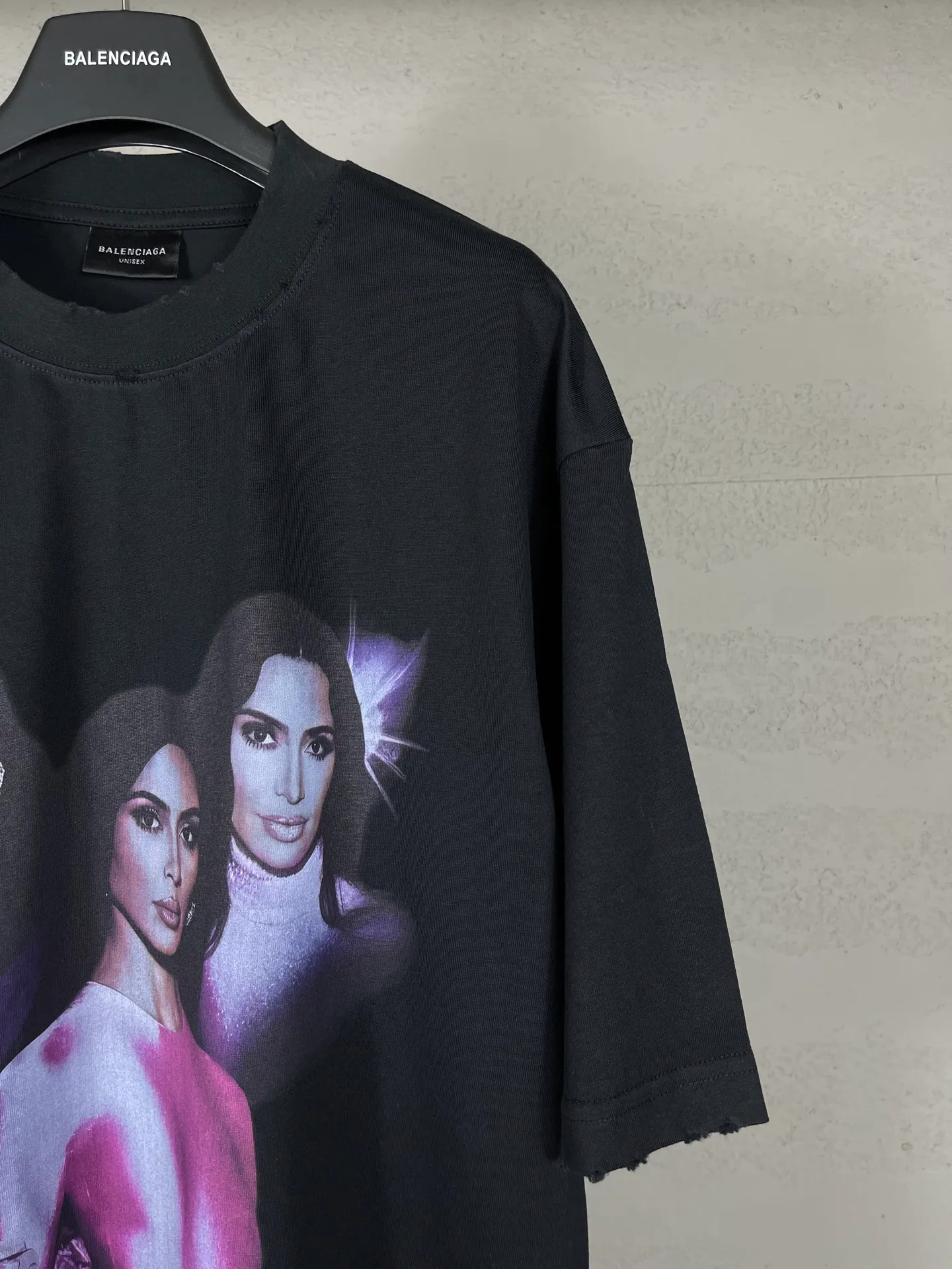 🅿️194 real photos [top version. official website quality] BALENCI*GA/25 new model. The front is directly printed with Kimk's art work, and the back is printed with artistic signature. The right sleeve is embroidered with English frayed distressed short-sleeved T-shirt # SS25 latest style. Research and development at the first time, different market currencies. Comparisons welcome. The fabric is made of Paris ZP custom-woven and dyed cotton double yarn. Weighing 260 grams, the cloth surface is clean. The cloth pattern is clear, soft and comfortable. The threads are dyed with no color difference. Printing adopts computer direct printing. The garments are washed and worn to make them look old. Jubie market currency. Welcome to compare. The version adopts OS loose shoulder design. Same style for men and women. Code: BL253668 Color: Black Size: XS S M L