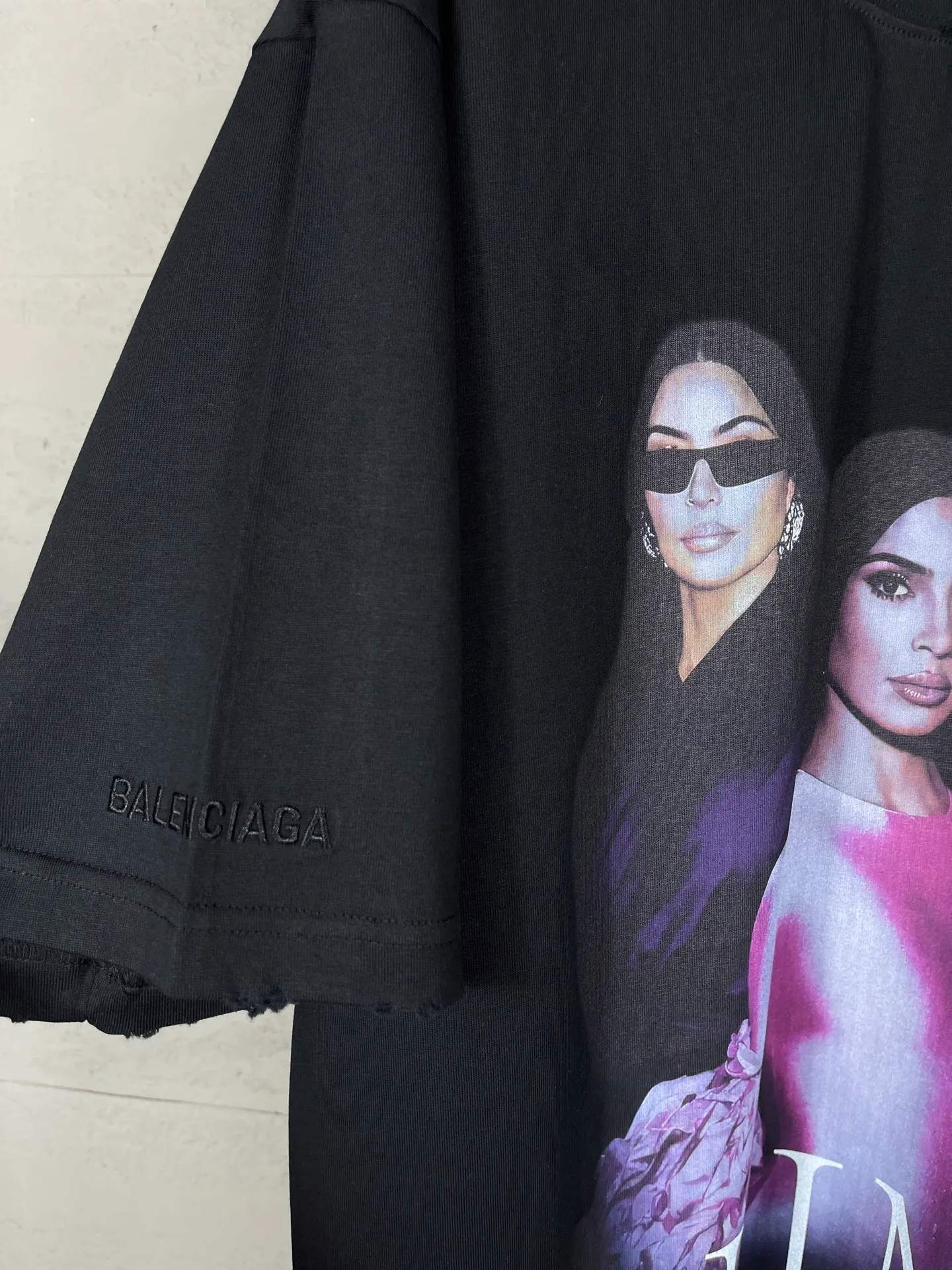 🅿️194 real photos [top version. official website quality] BALENCI*GA/25 new model. The front is directly printed with Kimk's art work, and the back is printed with artistic signature. The right sleeve is embroidered with English frayed distressed short-sleeved T-shirt # SS25 latest style. Research and development at the first time, different market currencies. Comparisons welcome. The fabric is made of Paris ZP custom-woven and dyed cotton double yarn. Weighing 260 grams, the cloth surface is clean. The cloth pattern is clear, soft and comfortable. The threads are dyed with no color difference. Printing adopts computer direct printing. The garments are washed and worn to make them look old. Jubie market currency. Welcome to compare. The version adopts OS loose shoulder design. Same style for men and women. Code: BL253668 Color: Black Size: XS S M L