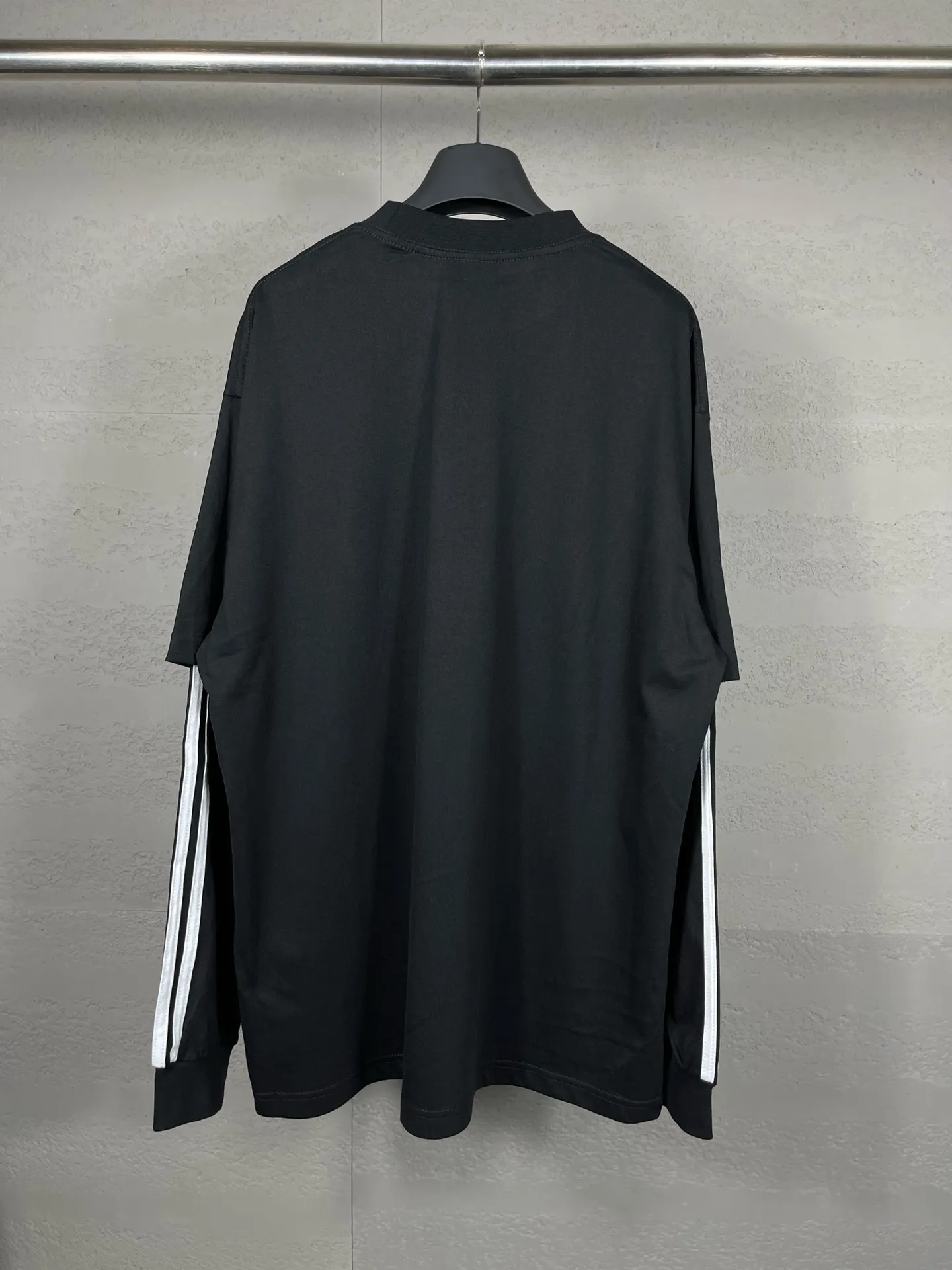 🅿️226 Detailed picture [Top version. Official website quality] BALENCI*GA/Paris co-branded Adidas classic LOGO combination on the front, embroidered long-sleeved T-shirt# The fabric is made of Paris ZP custom-woven and dyed cotton double yarn. Weighing 260 grams, the cloth surface is clean. The cloth pattern is clear, soft and comfortable. The color fastness is good. It is not easy to change color. The threads are dyed with no color difference. The classic letter LOGO embroidery is embroidered using imported Tajima embroidery machine. The lines are clear and the effect is three-dimensional. Restored brick cabinets. The version adopts OS loose shoulder design. Same style for men and women. Code: BL225030 Color: white, black Size: XS S M L