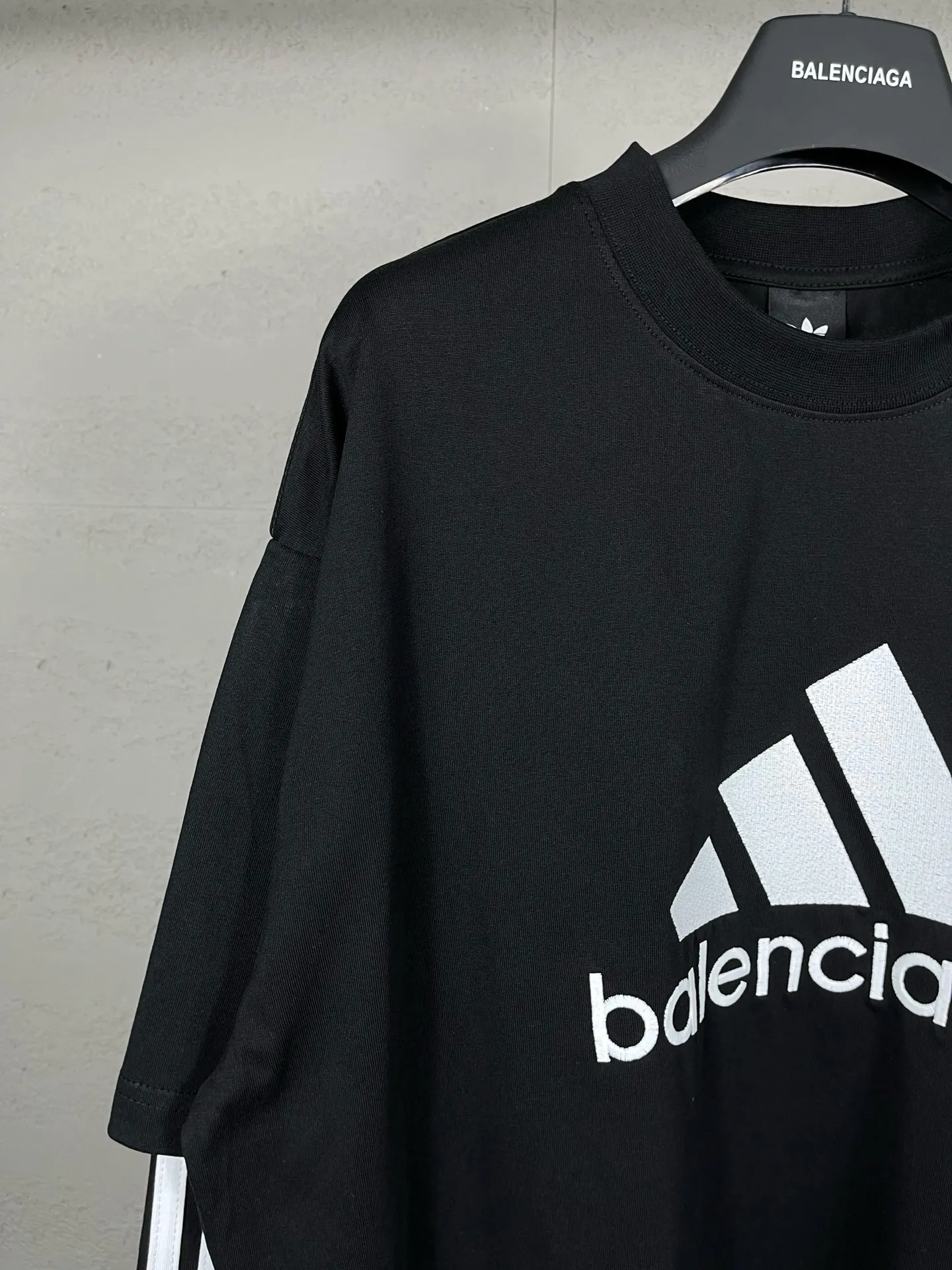 🅿️226 Detailed picture [Top version. Official website quality] BALENCI*GA/Paris co-branded Adidas classic LOGO combination on the front, embroidered long-sleeved T-shirt# The fabric is made of Paris ZP custom-woven and dyed cotton double yarn. Weighing 260 grams, the cloth surface is clean. The cloth pattern is clear, soft and comfortable. The color fastness is good. It is not easy to change color. The threads are dyed with no color difference. The classic letter LOGO embroidery is embroidered using imported Tajima embroidery machine. The lines are clear and the effect is three-dimensional. Restored brick cabinets. The version adopts OS loose shoulder design. Same style for men and women. Code: BL225030 Color: white, black Size: XS S M L