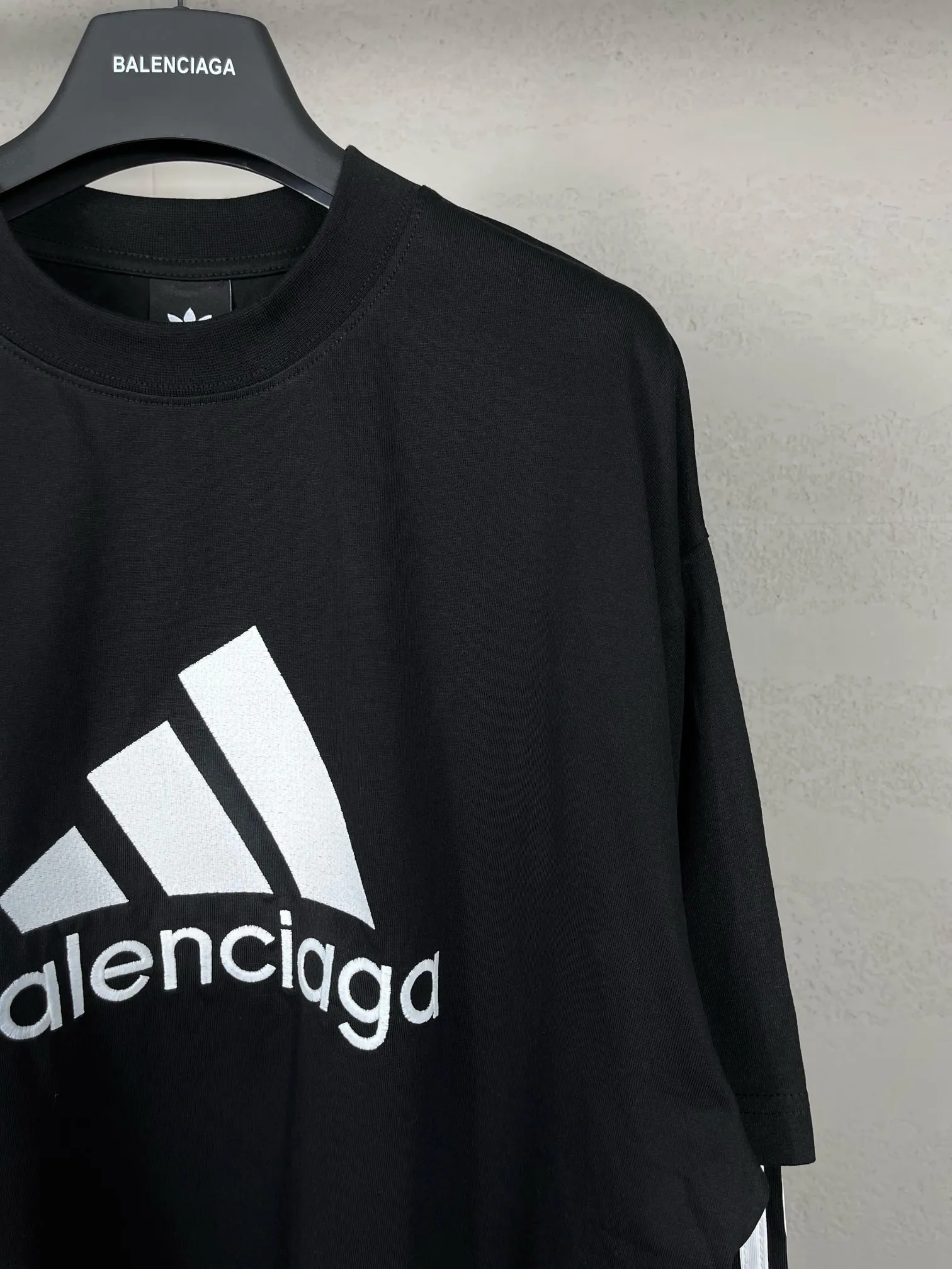 🅿️226 Detailed picture [Top version. Official website quality] BALENCI*GA/Paris co-branded Adidas classic LOGO combination on the front, embroidered long-sleeved T-shirt# The fabric is made of Paris ZP custom-woven and dyed cotton double yarn. Weighing 260 grams, the cloth surface is clean. The cloth pattern is clear, soft and comfortable. The color fastness is good. It is not easy to change color. The threads are dyed with no color difference. The classic letter LOGO embroidery is embroidered using imported Tajima embroidery machine. The lines are clear and the effect is three-dimensional. Restored brick cabinets. The version adopts OS loose shoulder design. Same style for men and women. Code: BL225030 Color: white, black Size: XS S M L