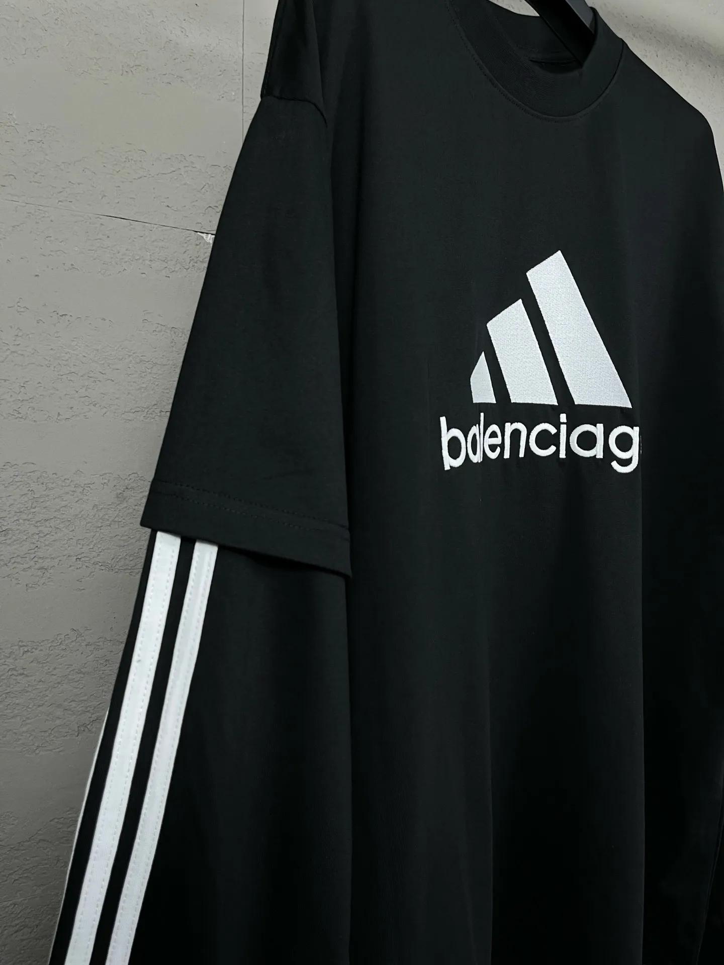🅿️226 Detailed picture [Top version. Official website quality] BALENCI*GA/Paris co-branded Adidas classic LOGO combination on the front, embroidered long-sleeved T-shirt# The fabric is made of Paris ZP custom-woven and dyed cotton double yarn. Weighing 260 grams, the cloth surface is clean. The cloth pattern is clear, soft and comfortable. The color fastness is good. It is not easy to change color. The threads are dyed with no color difference. The classic letter LOGO embroidery is embroidered using imported Tajima embroidery machine. The lines are clear and the effect is three-dimensional. Restored brick cabinets. The version adopts OS loose shoulder design. Same style for men and women. Code: BL225030 Color: white, black Size: XS S M L