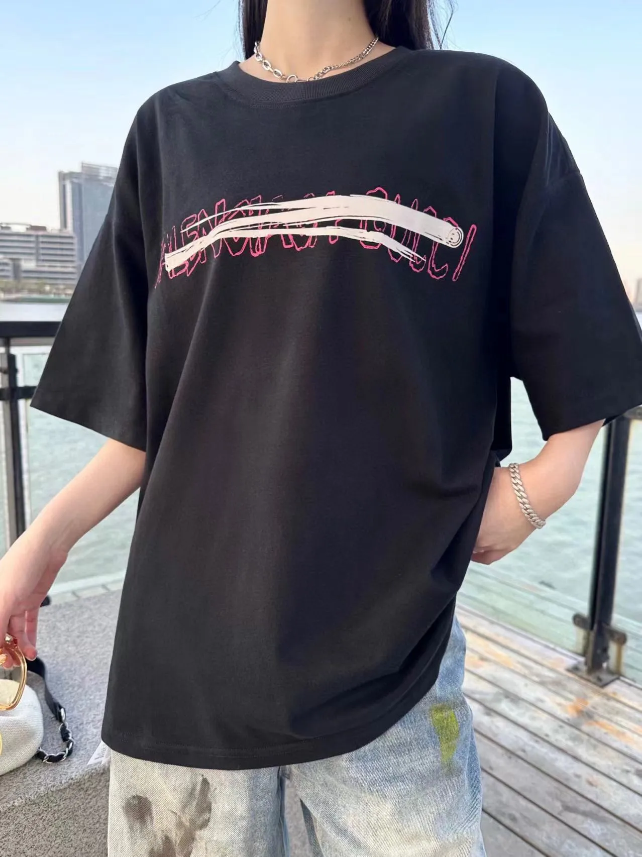 🎀Hot model pictures🎀【New】The top tested version Balenciaga co-branded Gucci 2023ss new round neck graffiti unisex pure cotton short-sleeved T-shirt.  [Synchronized new models from the official website | Popular items from Xiaohongshu] 1⃣️The fabric is made of 240g double yarn smooth cotton and has been pre-shrunk at high temperatures. The weight is up to 260g. It is originally equipped with a 1x1 rootless thread collar in the same cylinder and is not easily deformed after repeated washing.  2⃣️Imported glue dot printing, the pattern is clear and recognisable, not easy to crack, positioning cutting, oversize, loose and large version, the upper body effect is very slimming.  3⃣️Customized full set of accessories, complete three standards, factory workmanship, No. 9 imported needles with precision routing, high quality!  Color: Black, White, Size: XS S, M, L, P: 260